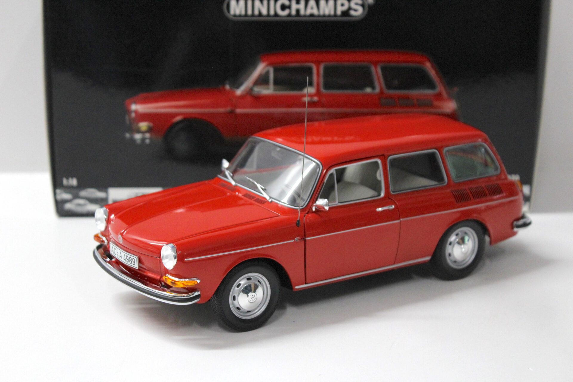 1:18 Minichamps VW 1600 L Variant 1970 red