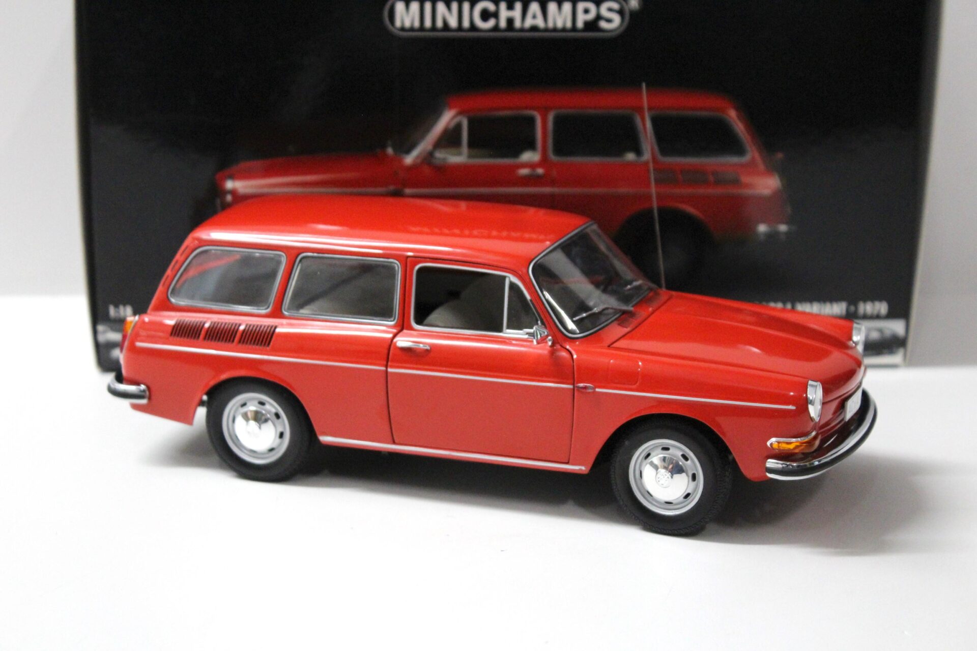 1:18 Minichamps VW 1600 L Variant 1970 red