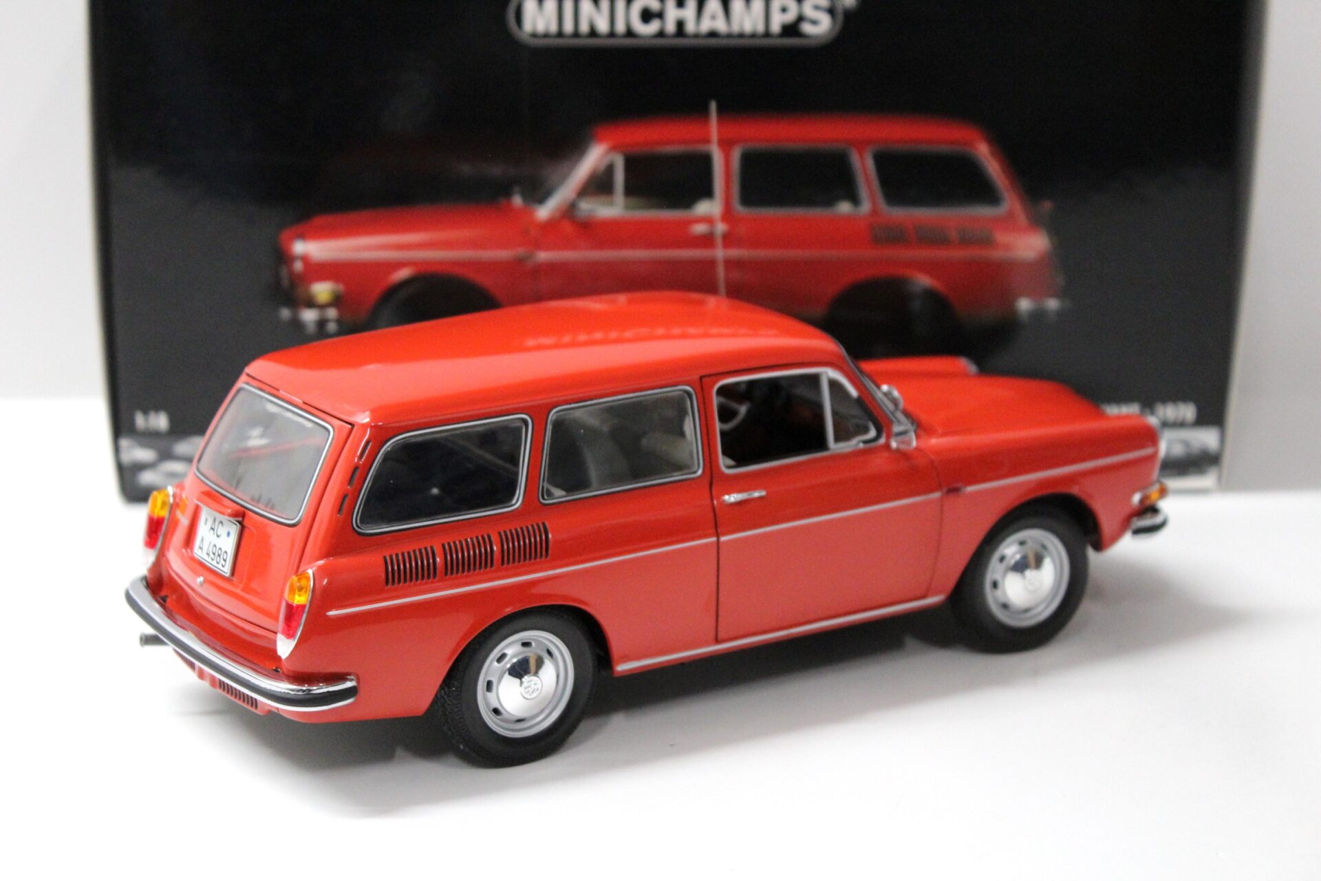 1:18 Minichamps VW 1600 L Variant 1970 red