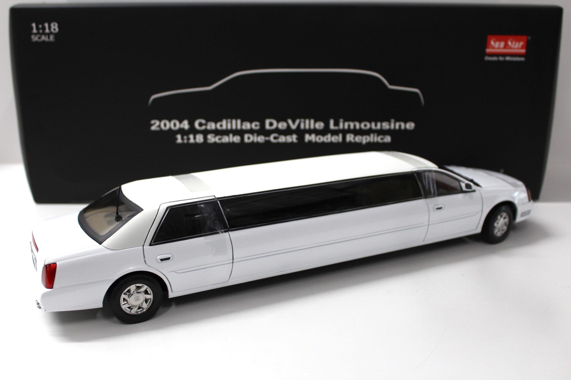 1:18 SunStar 2004 Cadillac DeVille Stretch Limousine white