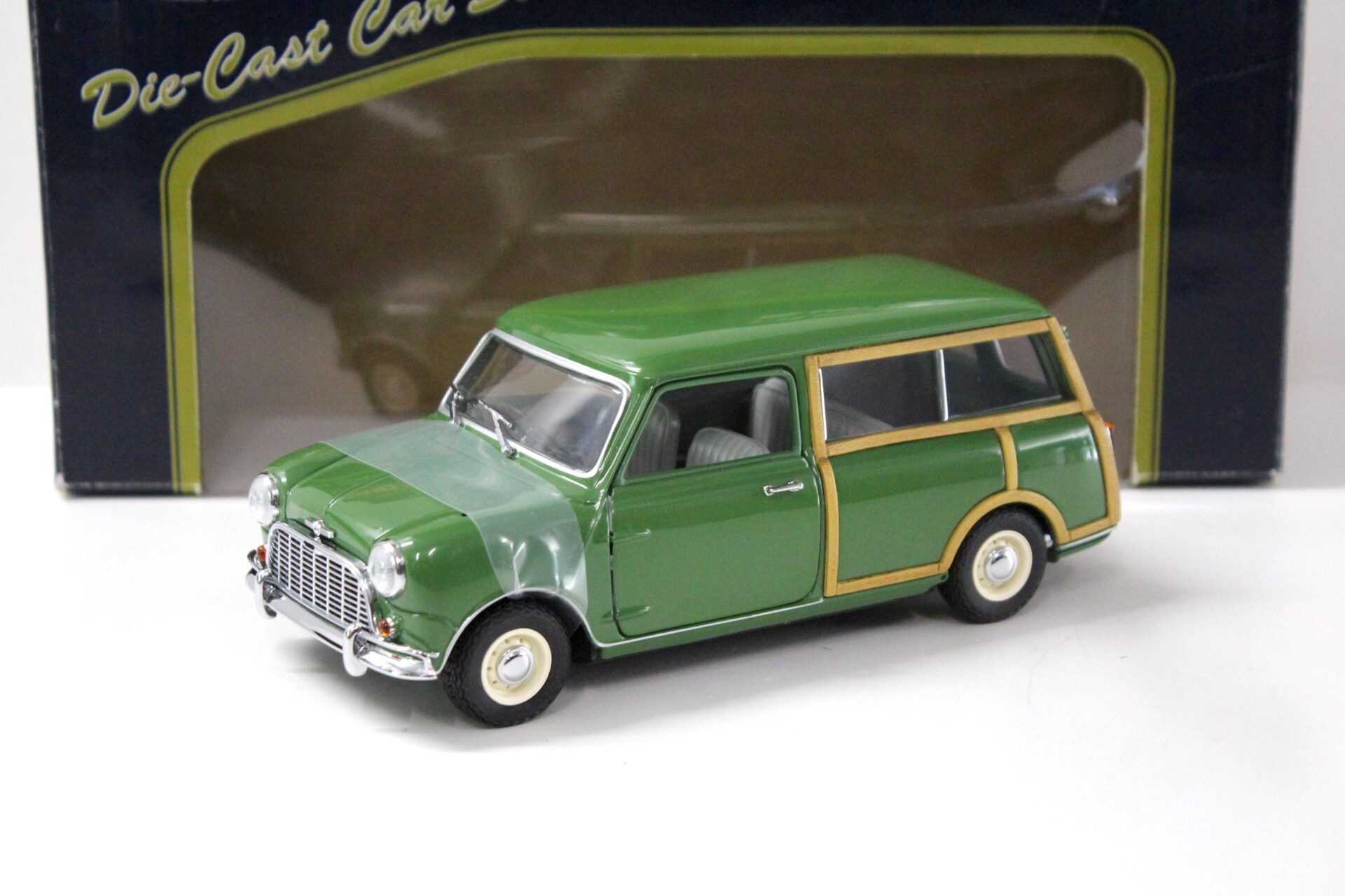 1:18 Kyosho Morris Mini Traveller green