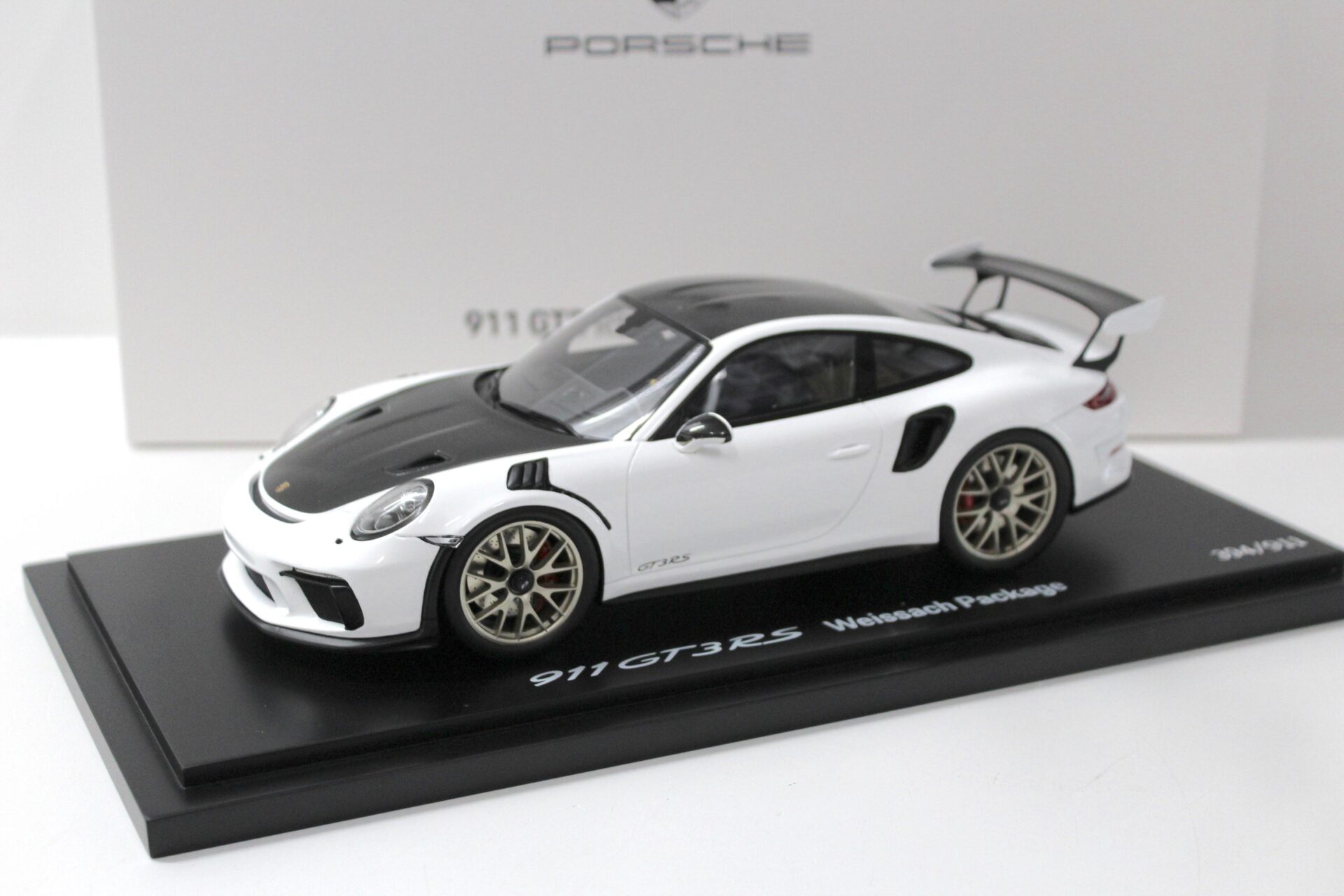 ID 43467 orig 1.jpg 1:18 Spark Porsche 911 (991) GT3 RS Weissach Package white DEALER