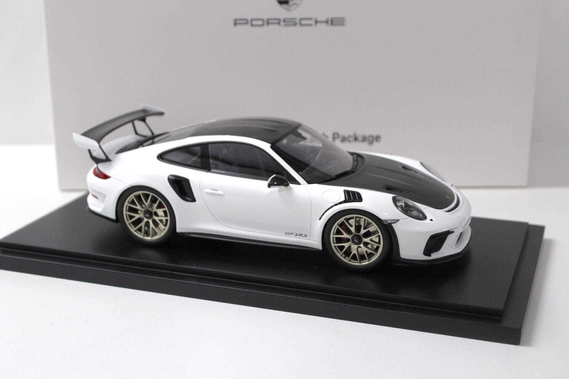 1:18 Spark Porsche 911 (991) GT3 RS Weissach Package white DEALER