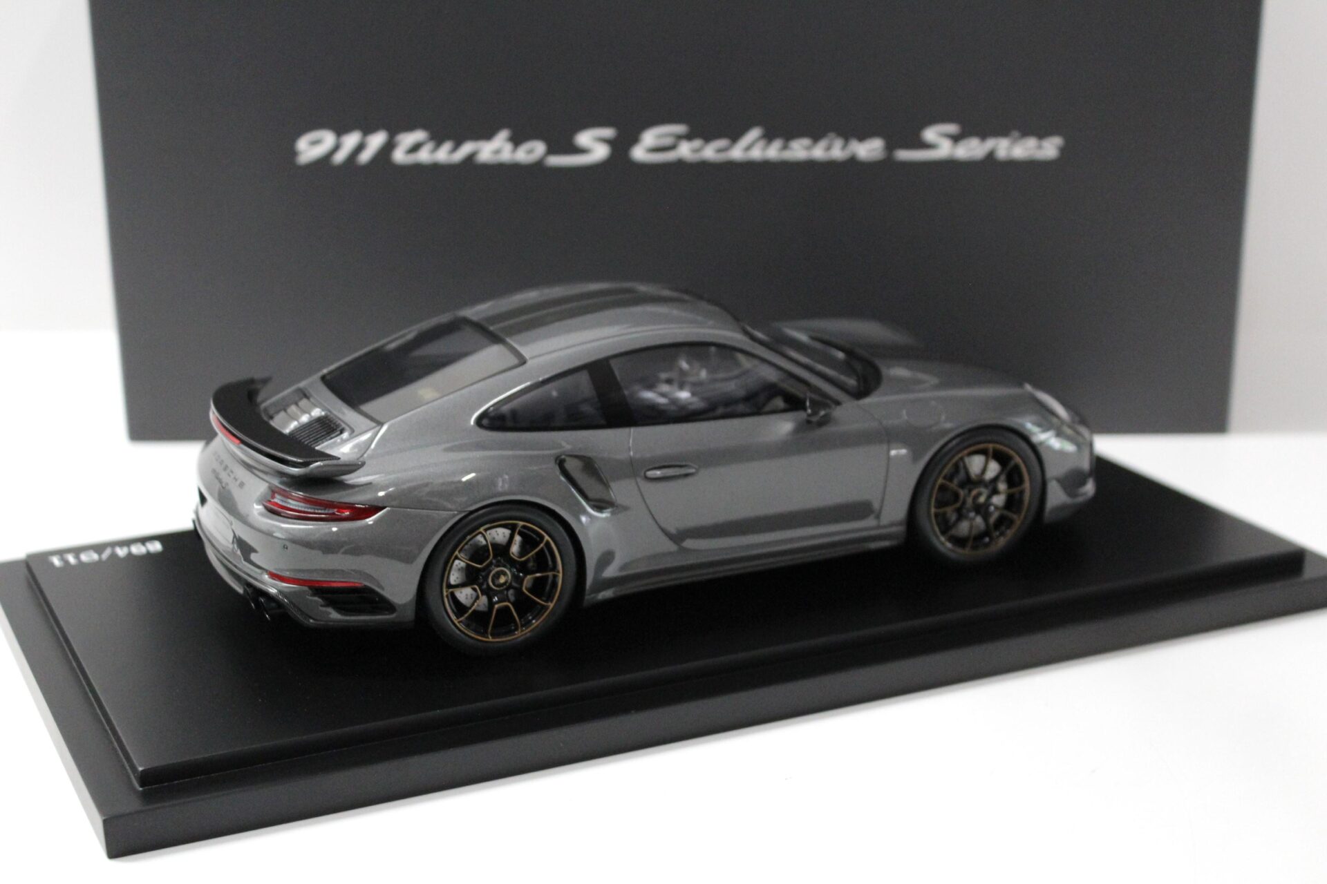 1:18 Spark Porsche 911 (991) Turbo S Exclusive Series agate grey DEALER VERSION
