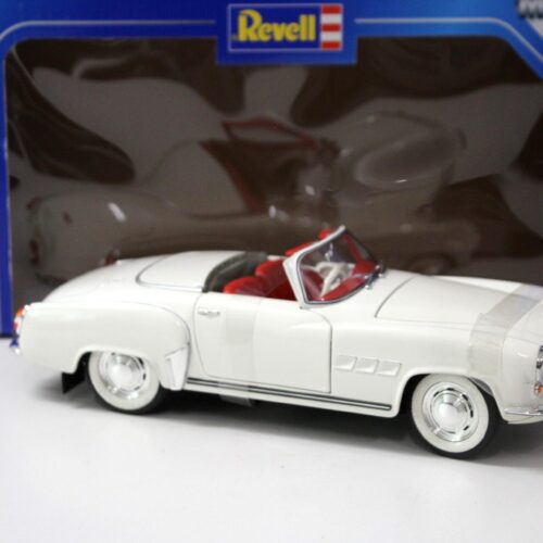 1:18 Revell Wartburg 313 Cabriolet with Hardtop white - Image 2