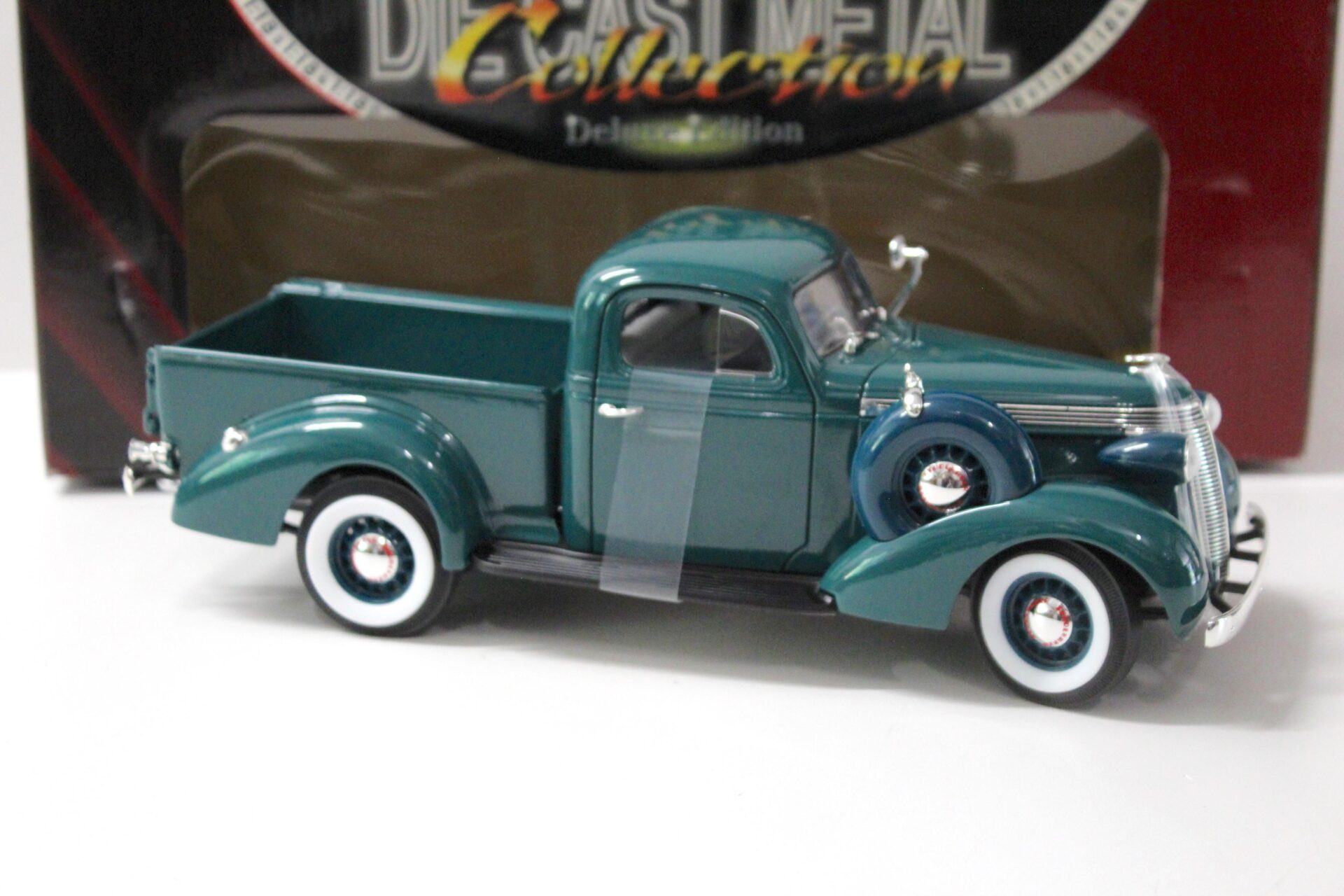 1:18 Road Signature 1937 Studebaker Coupe Express Pick Up dark green
