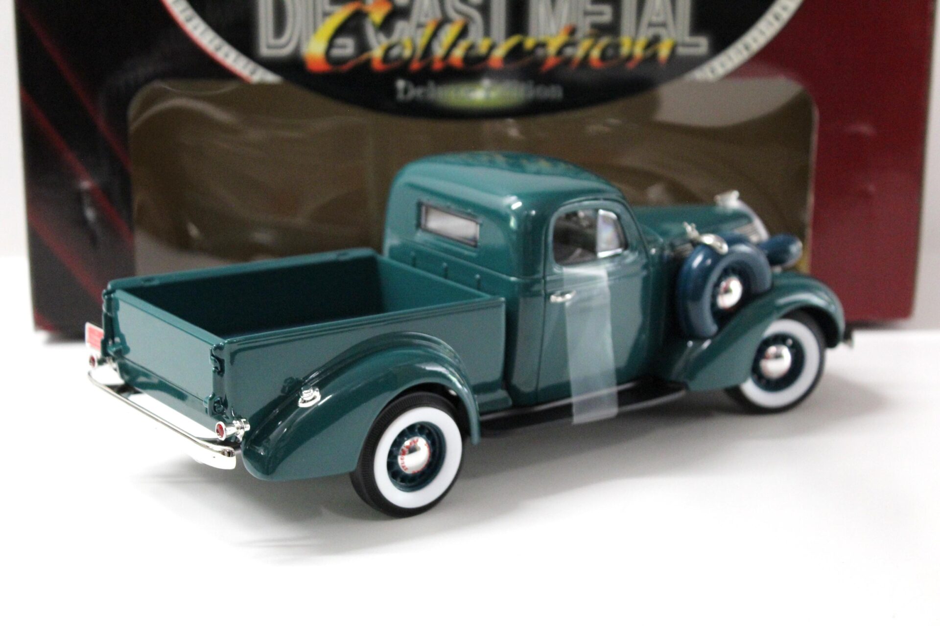 1:18 Road Signature 1937 Studebaker Coupe Express Pick Up dark green