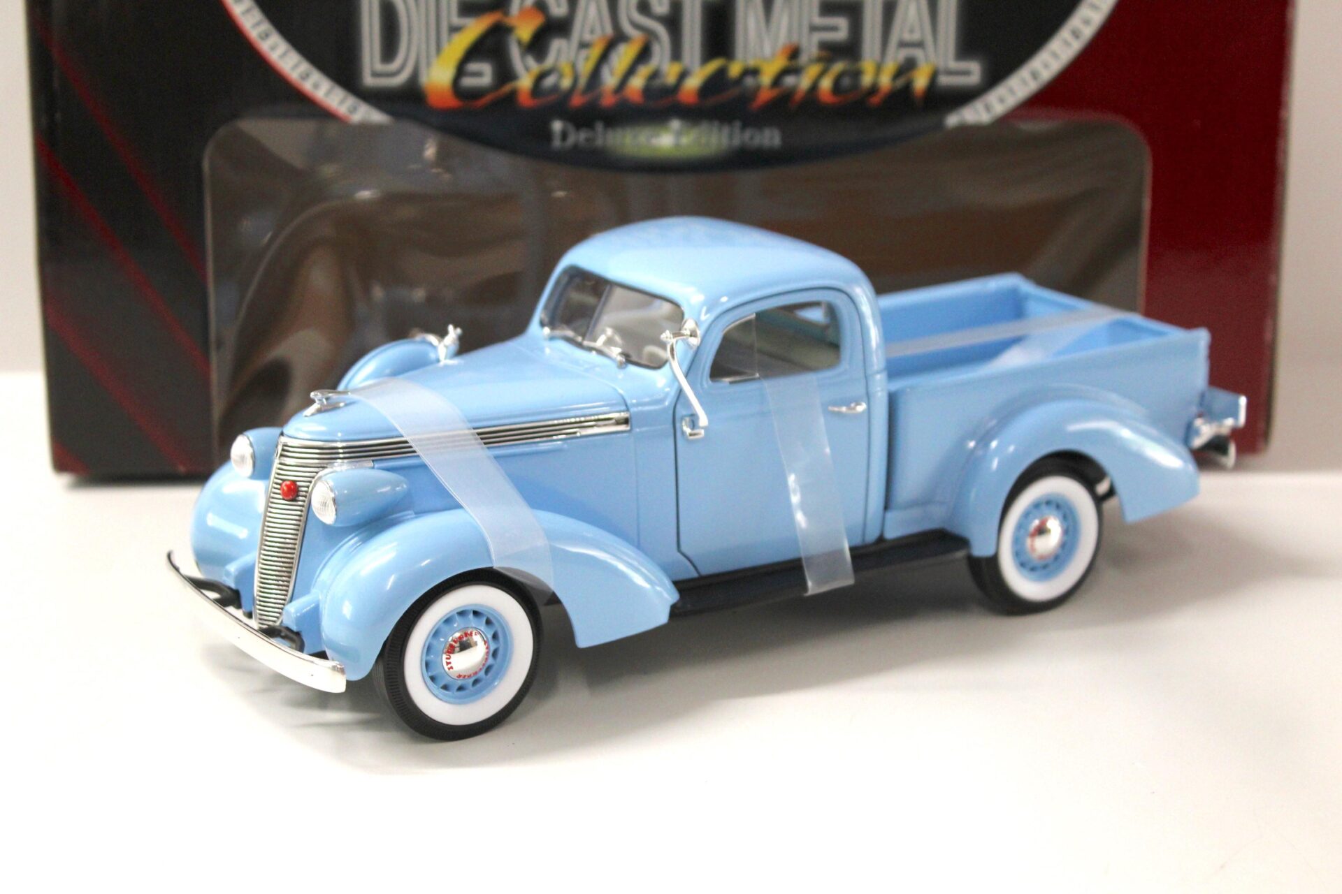 1:18 Road Signature 1937 Studebaker Coupe Express Pick Up light blue