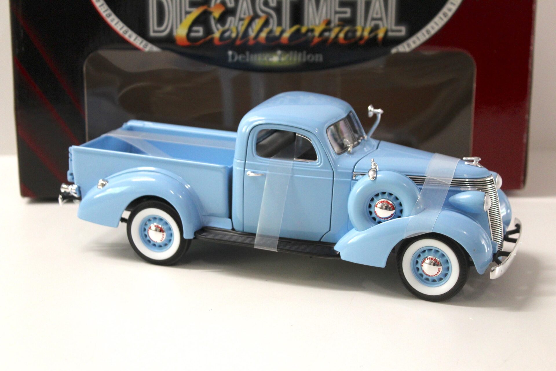 1:18 Road Signature 1937 Studebaker Coupe Express Pick Up light blue