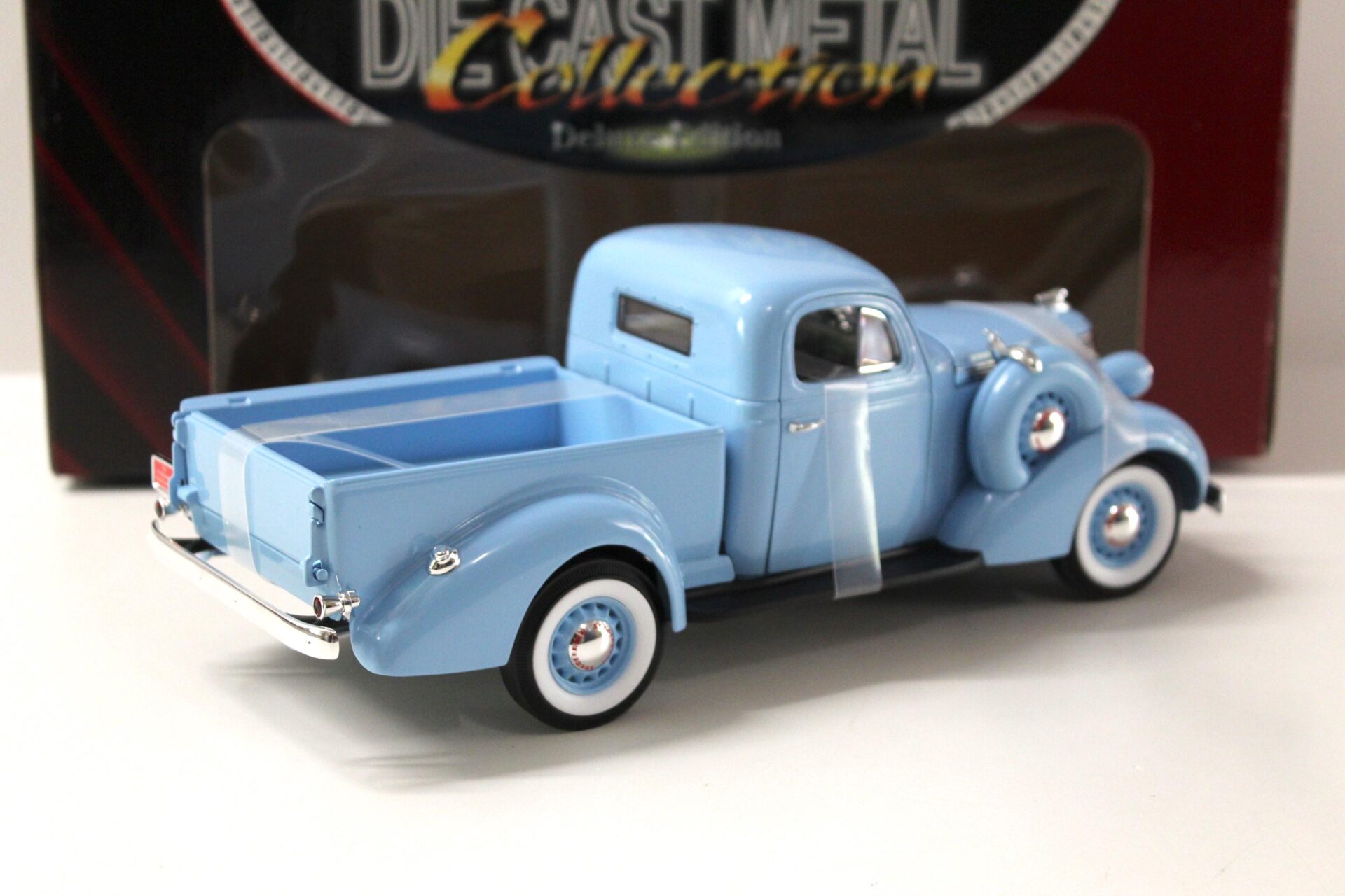 1:18 Road Signature 1937 Studebaker Coupe Express Pick Up light blue