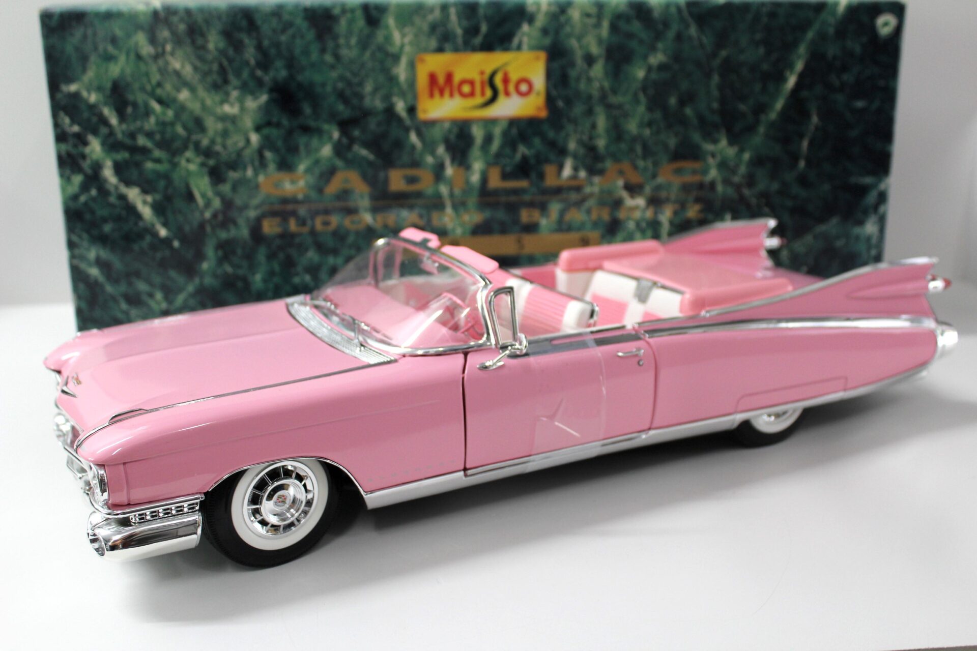 1:12 Maisto Cadillac Eldorado Biarritz Convertible 1959 pink