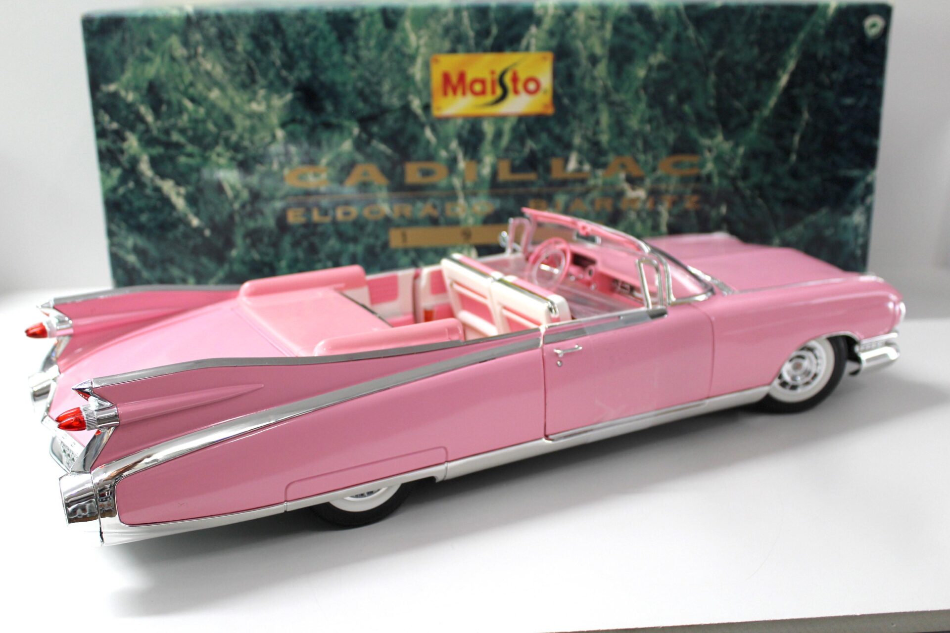 1:12 Maisto Cadillac Eldorado Biarritz Convertible 1959 pink
