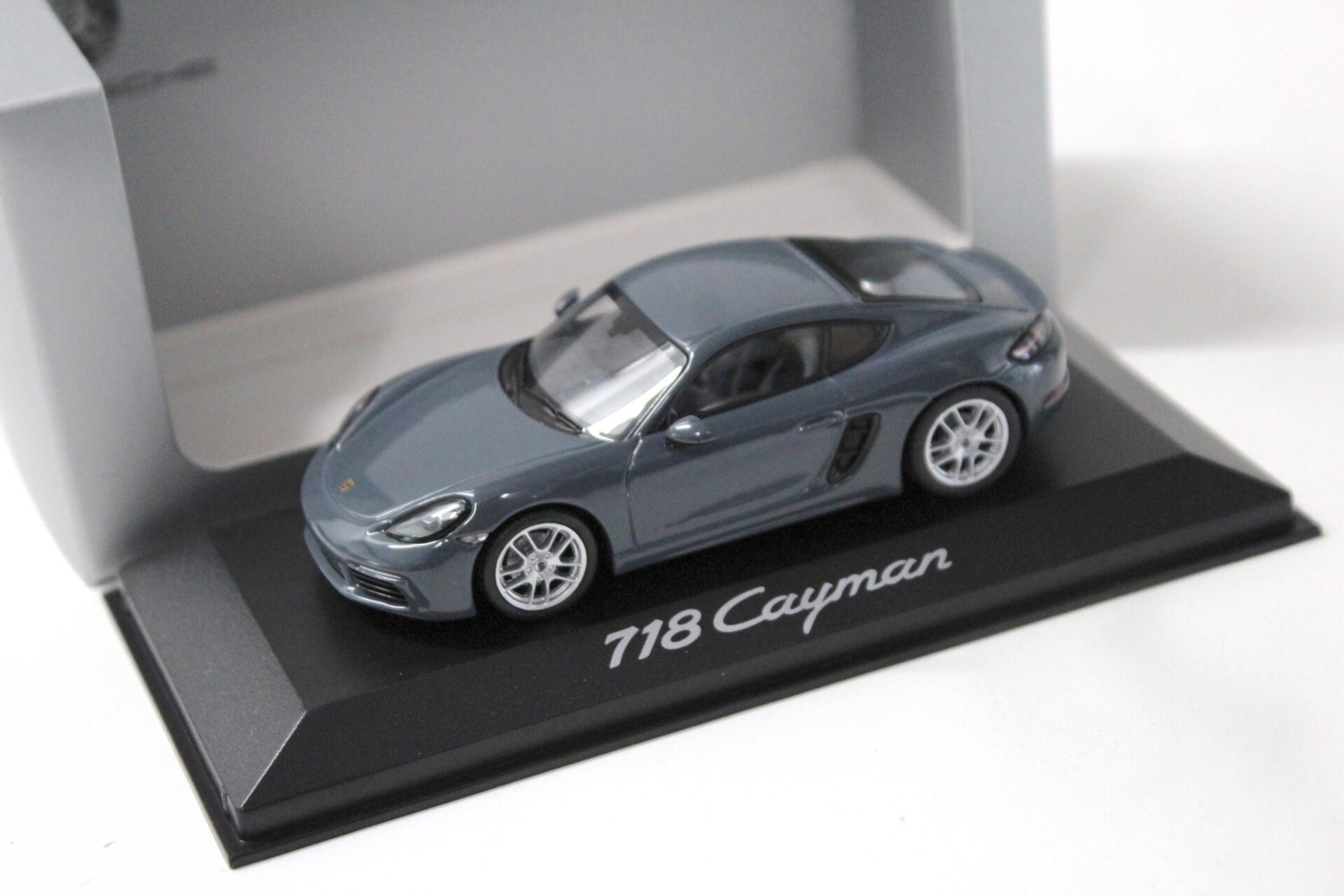 ID 43768 orig 1.jpg 1:43 Minichamps Porsche 718 Cayman 2016 graphite blue metallic DEALER VERSION