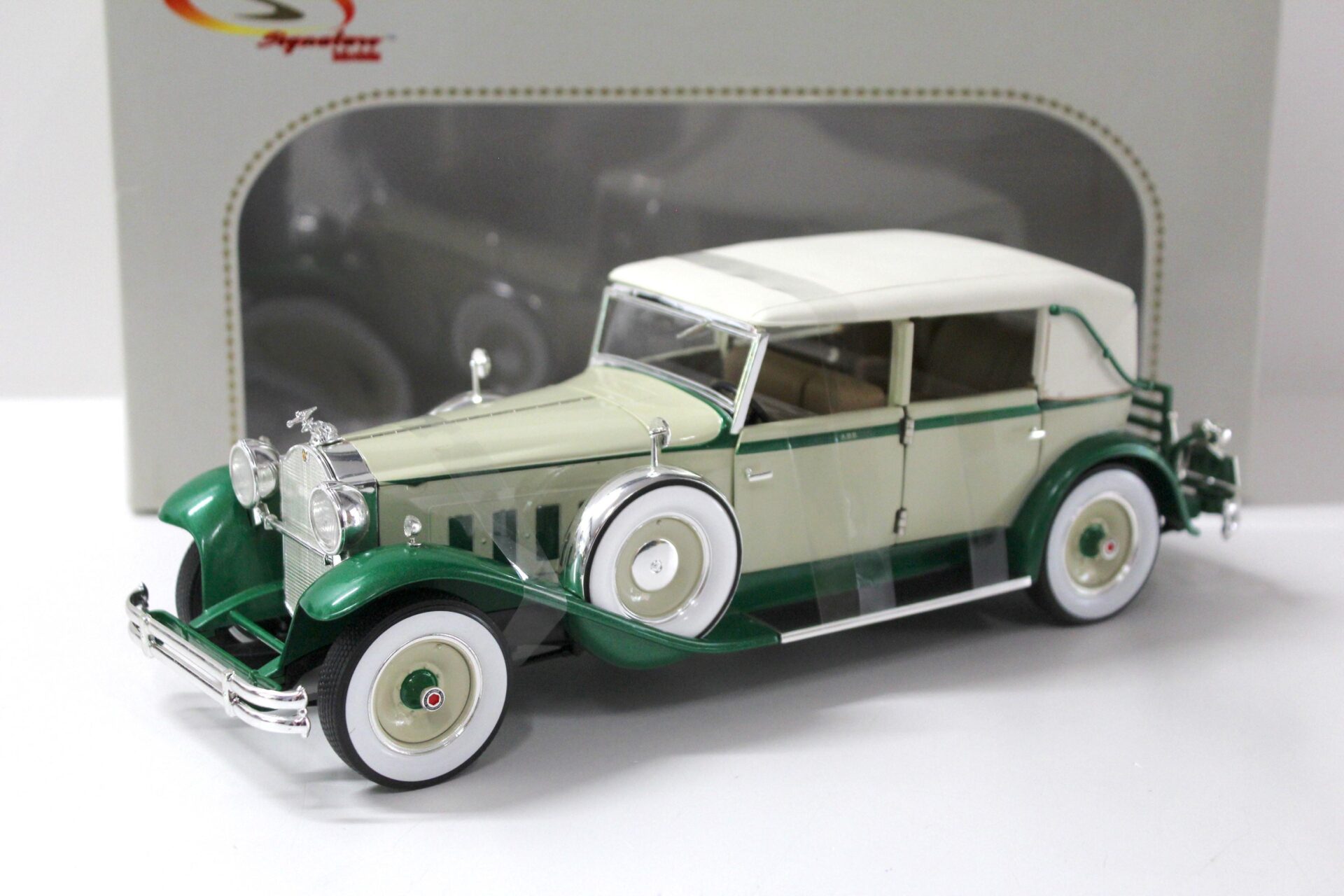 ID 43829 orig.jpg 1:18 Signature Models 1930 Packard Brewster beige/ green