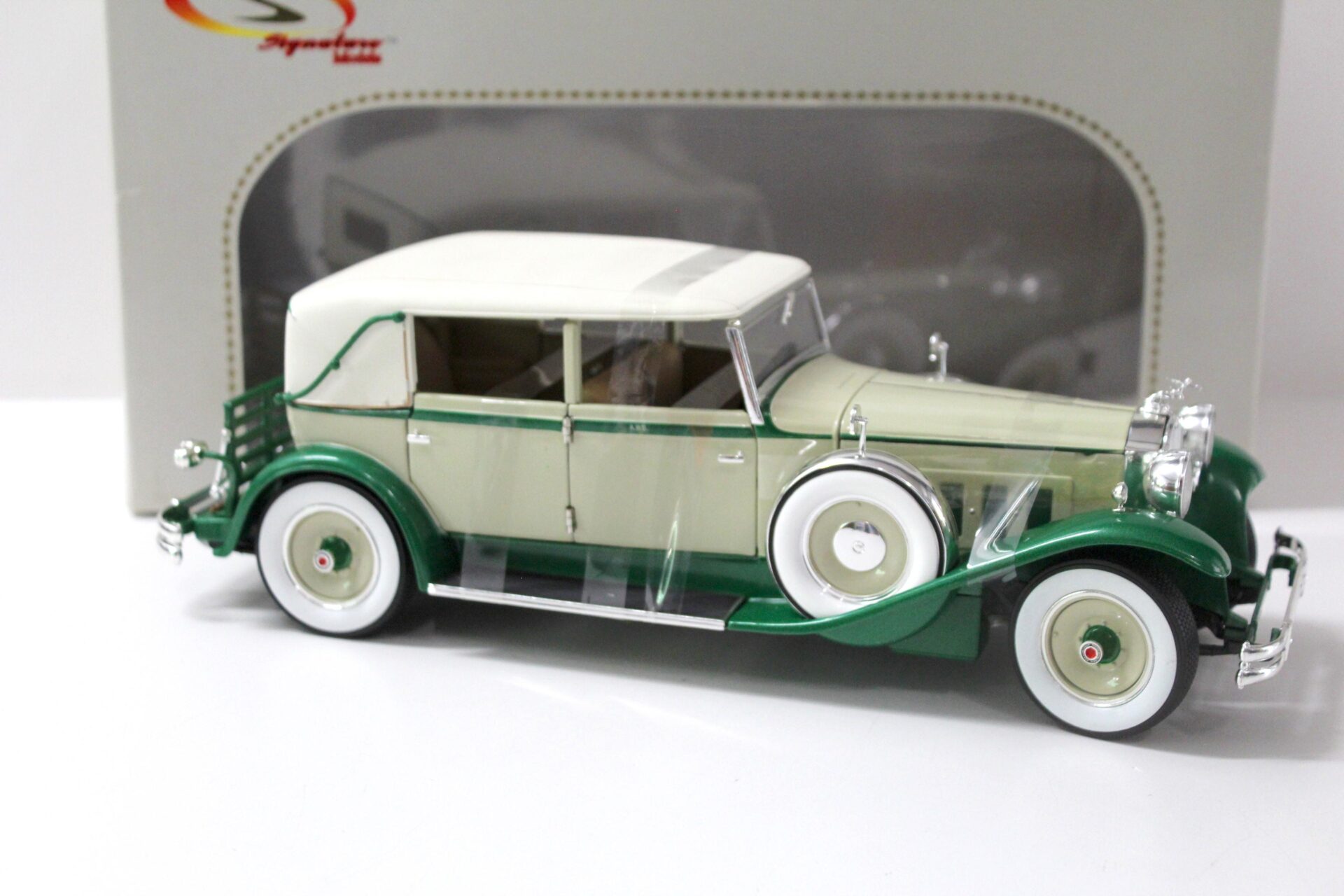 1:18 Signature Models 1930 Packard Brewster beige/ green