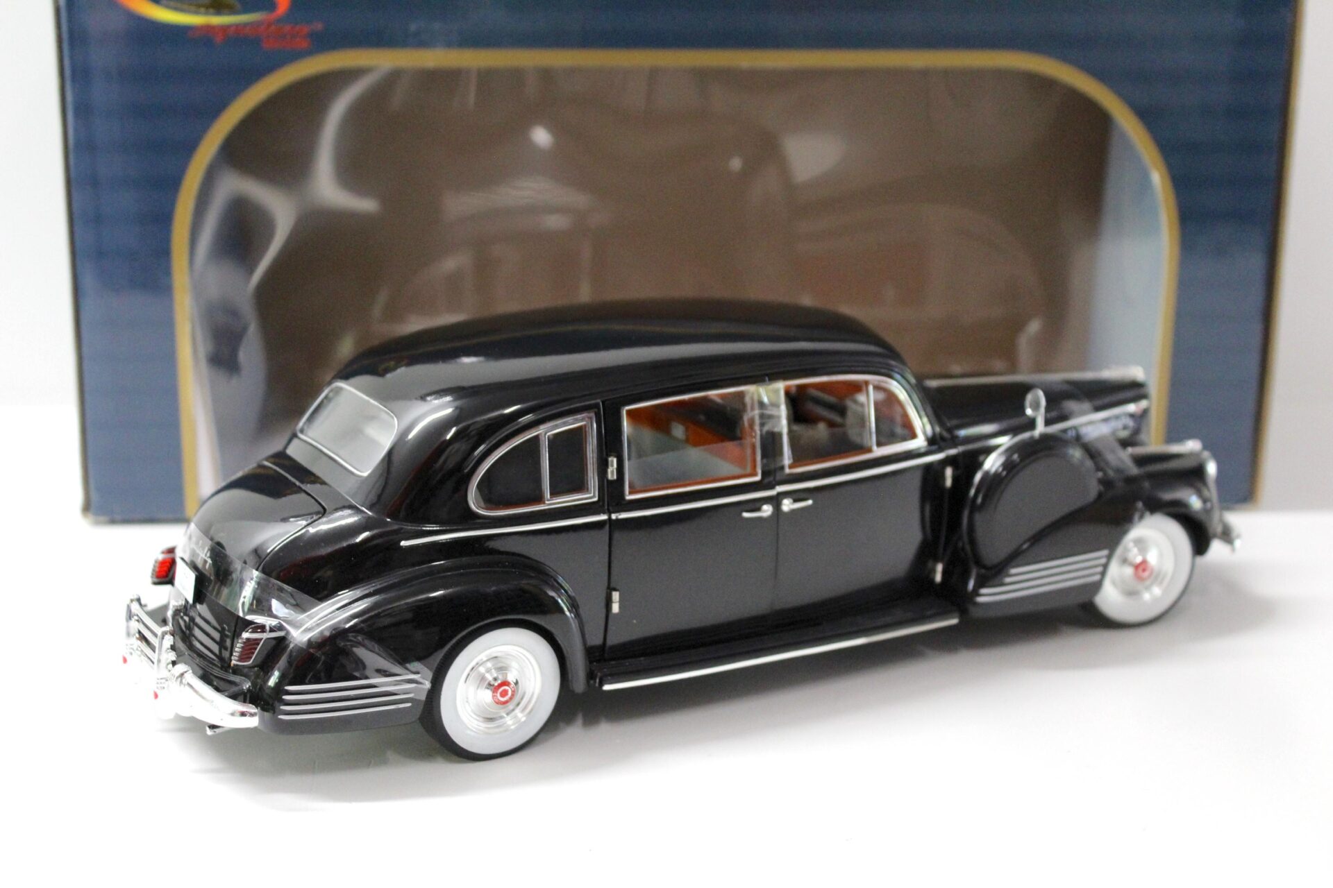 1:18 Signature Models 1941 Packard Limousine black