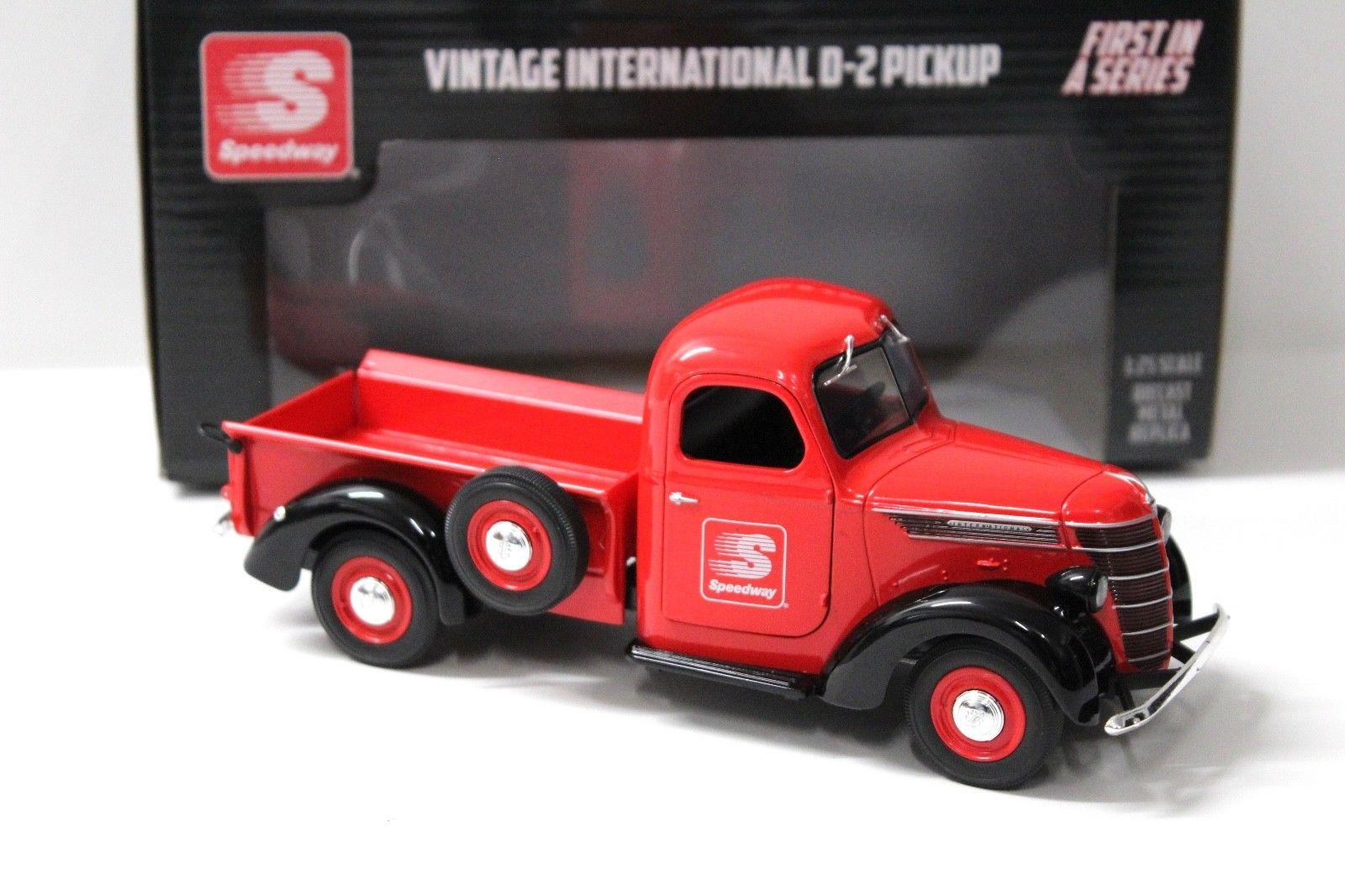 1:24 First Gear Vintage International D-2 Pickup red