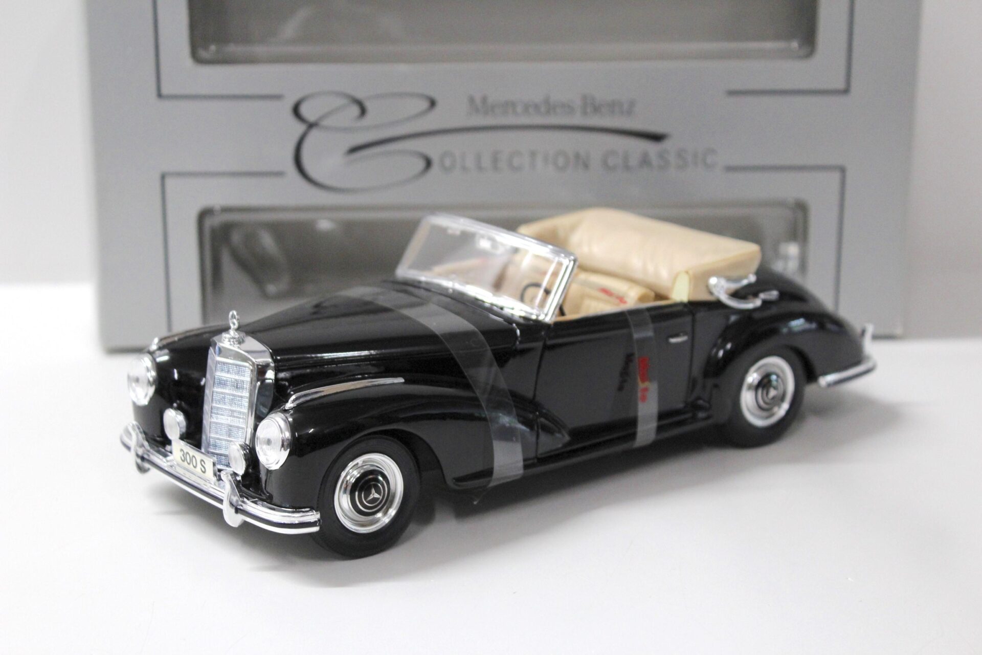 1:18 Maisto Mercedes 300S Cabrio 1955 black DEALER