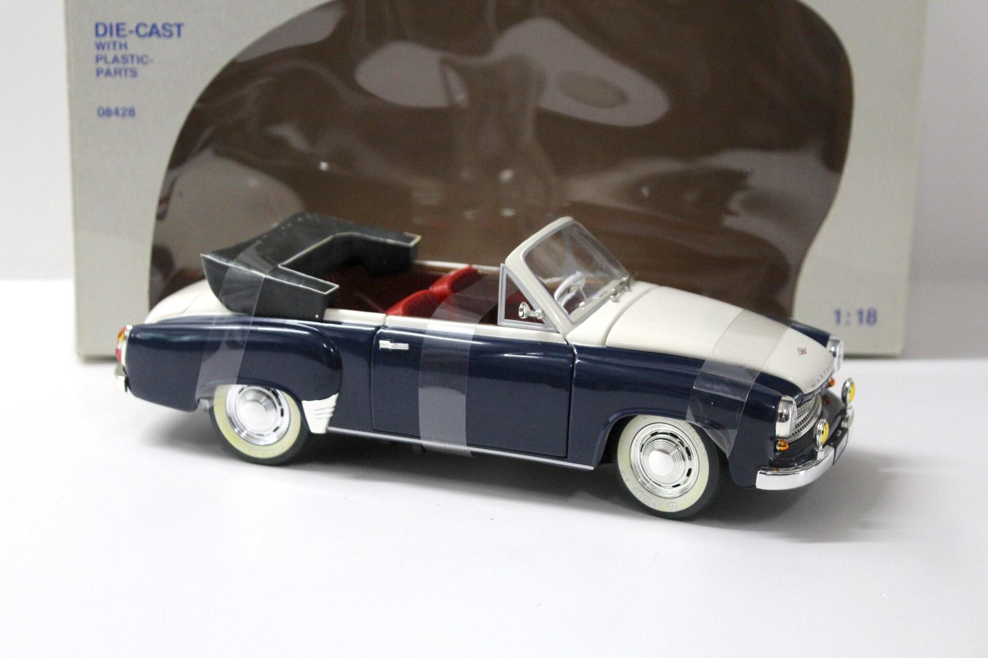 1:18 Revell Wartburg 311 Cabriolet dark blue/ white