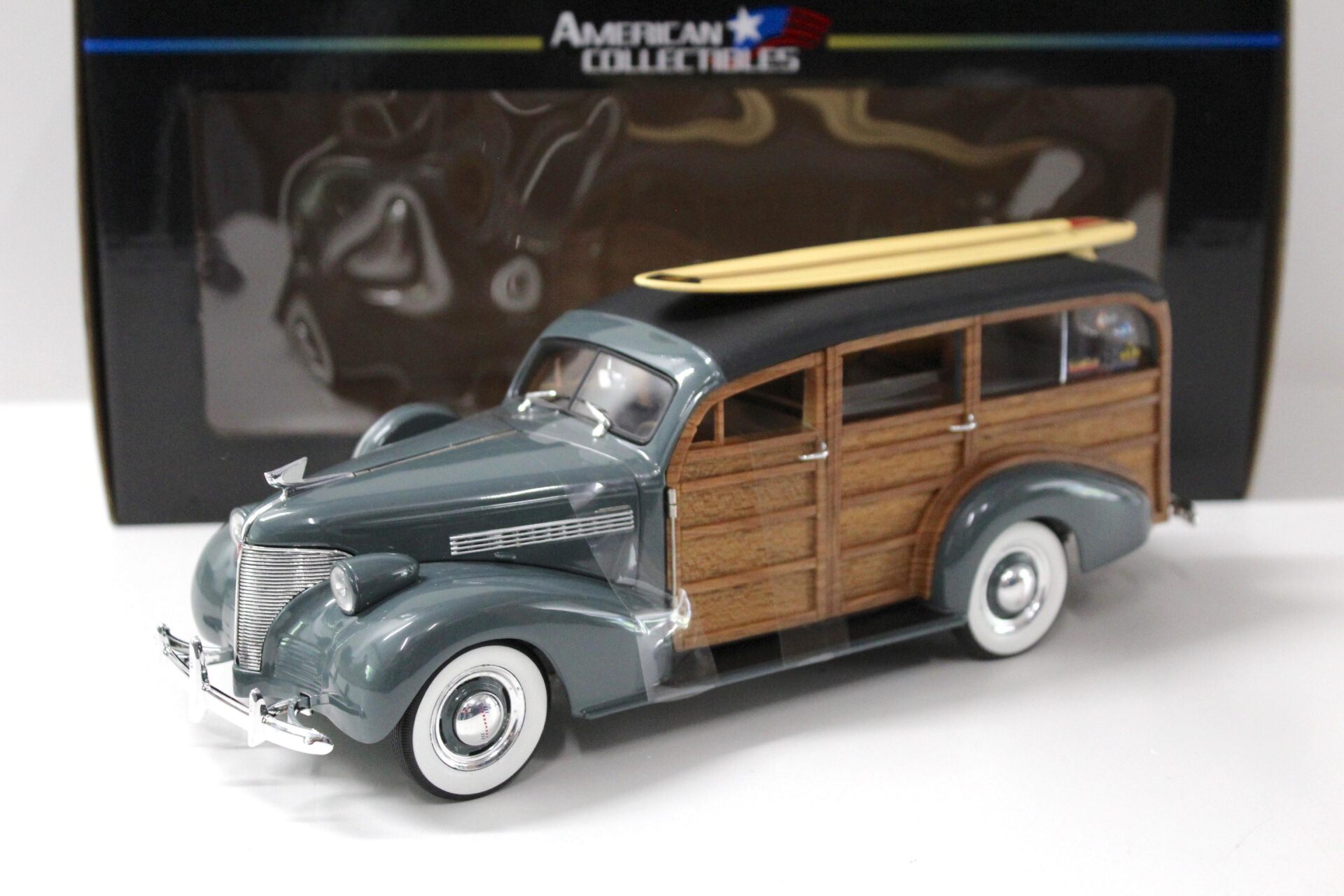 1:18 Sun Star 1939 Chevrolet Woody Surf Wagon Granville grey