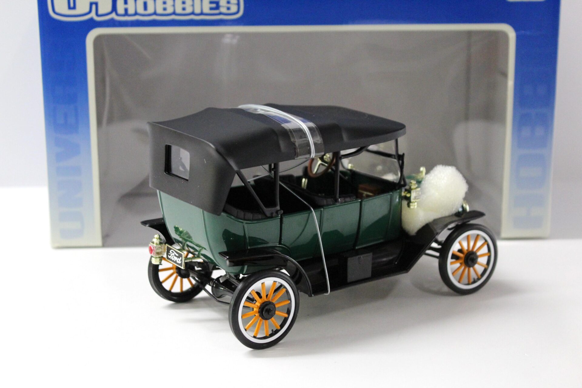 1:18 Universal Hobbies UH Ford Model "T" Touring Soft Top green