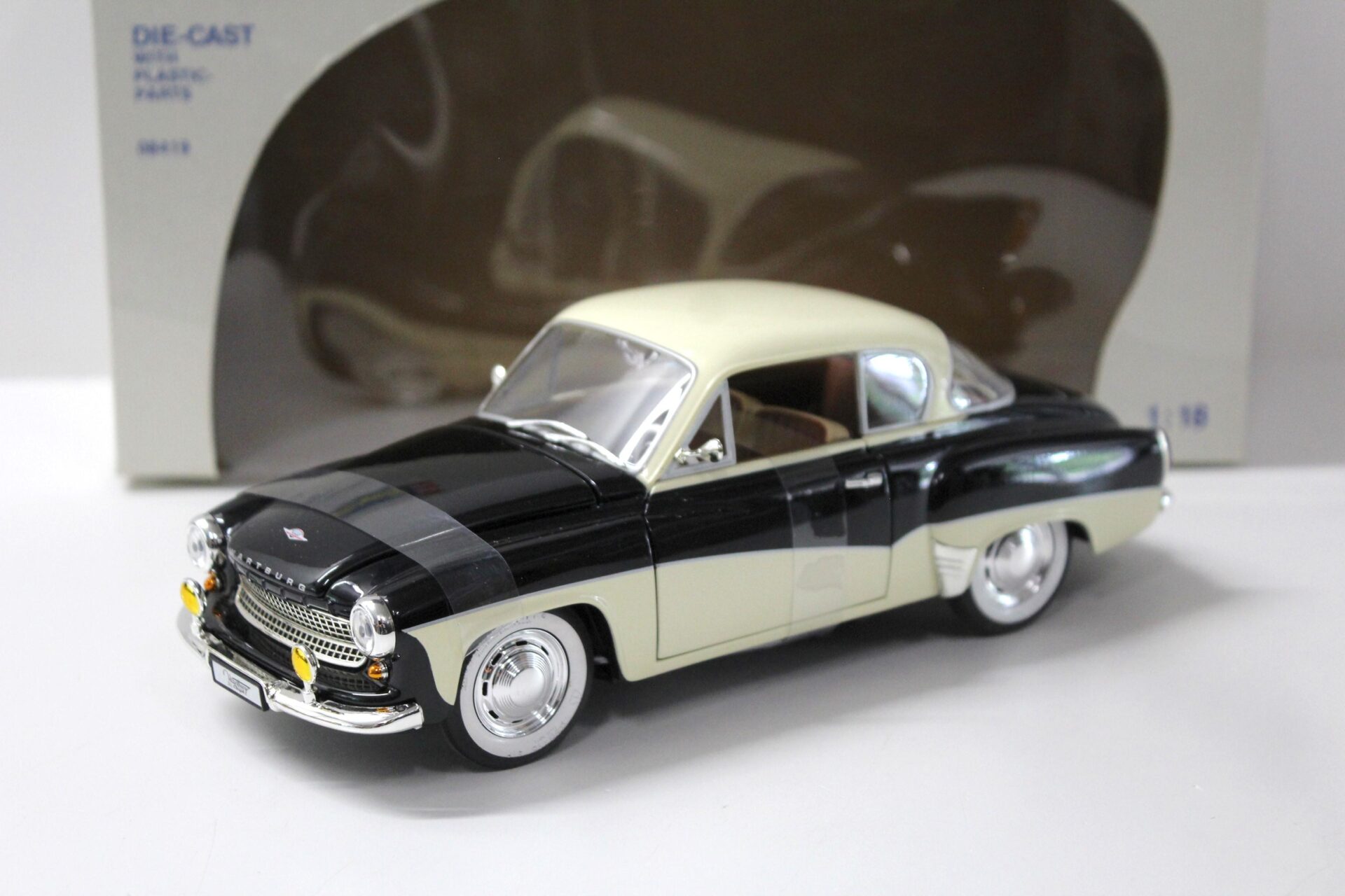 1:18 Revell Wartburg 311 Coupe black/ beige