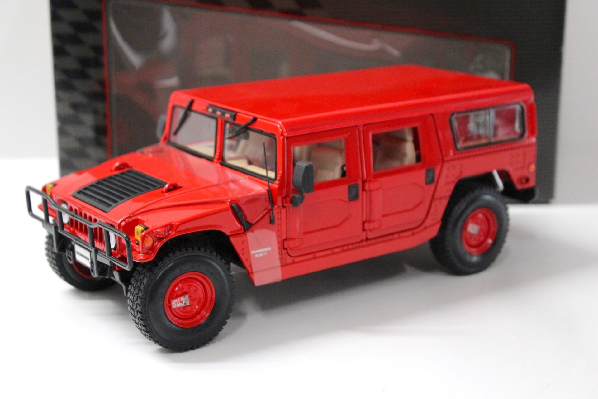 1:18 Maisto Hummer Humvee Station Wagon red