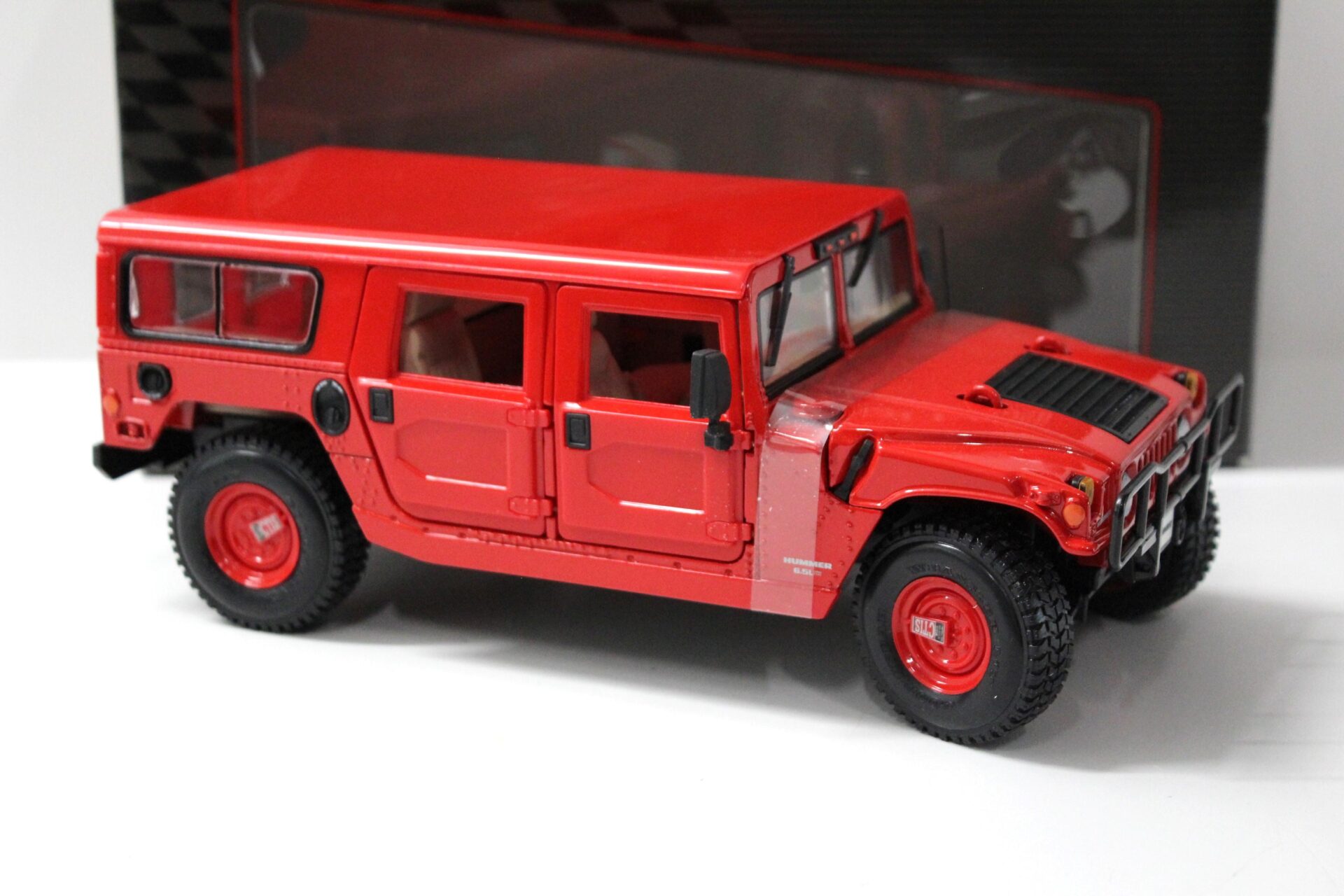 1:18 Maisto Hummer Humvee Station Wagon red