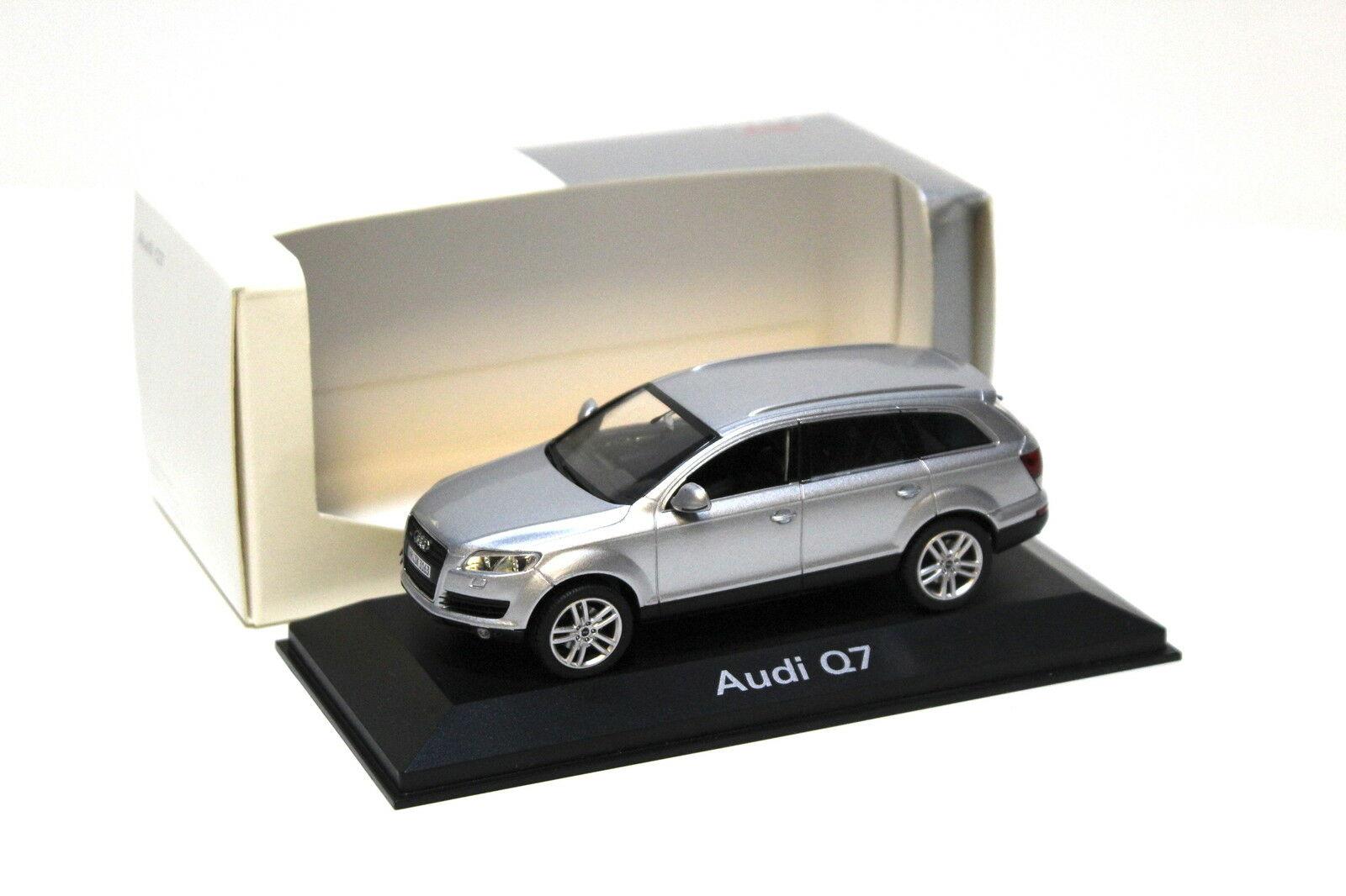 ID 44617 orig 1.jpg 1:43 Schuco Audi Q7 silver DEALER VERSION