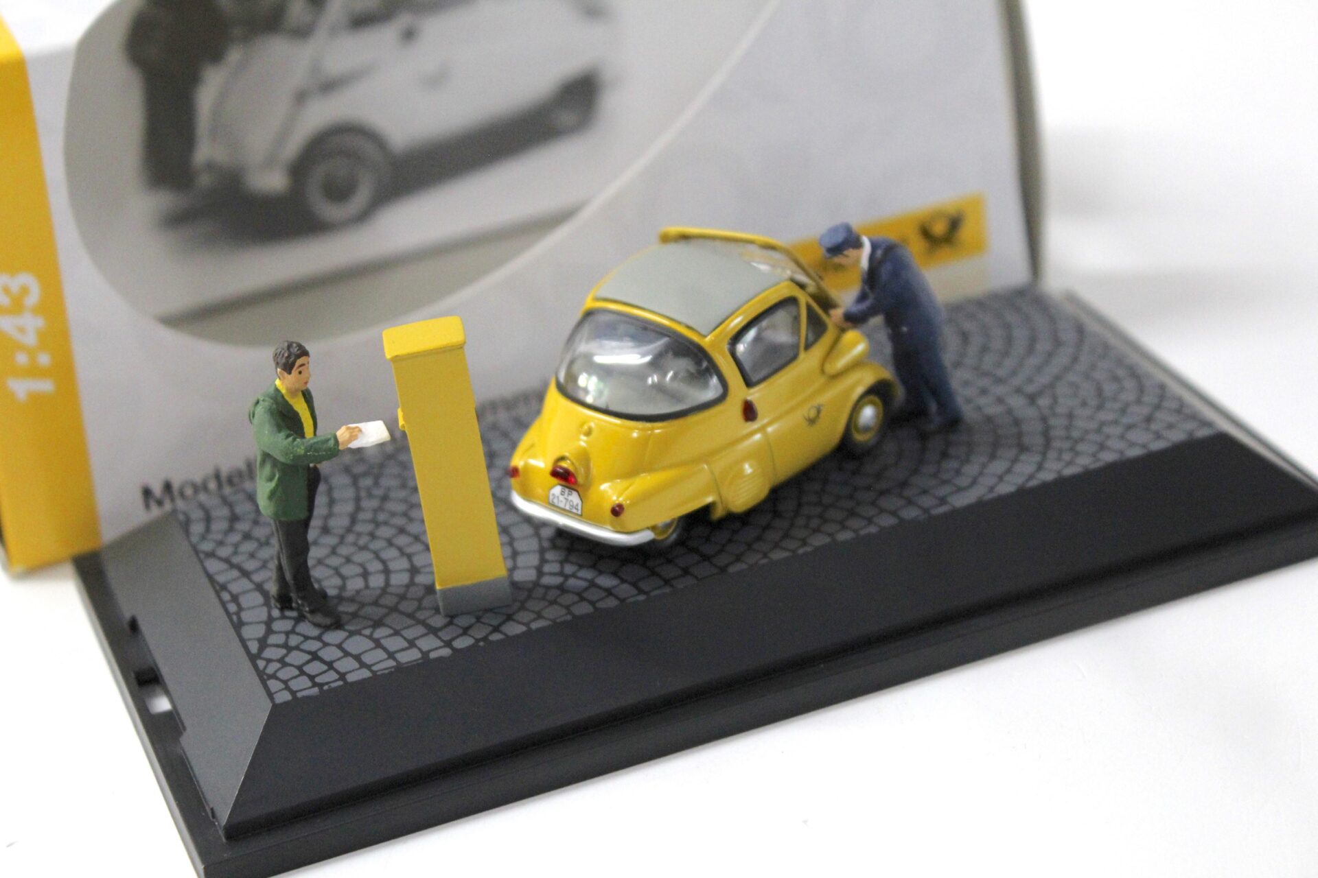 1:43 Schuco BMW Isetta Deutsche Post Diorama + 2 Figuren yellow