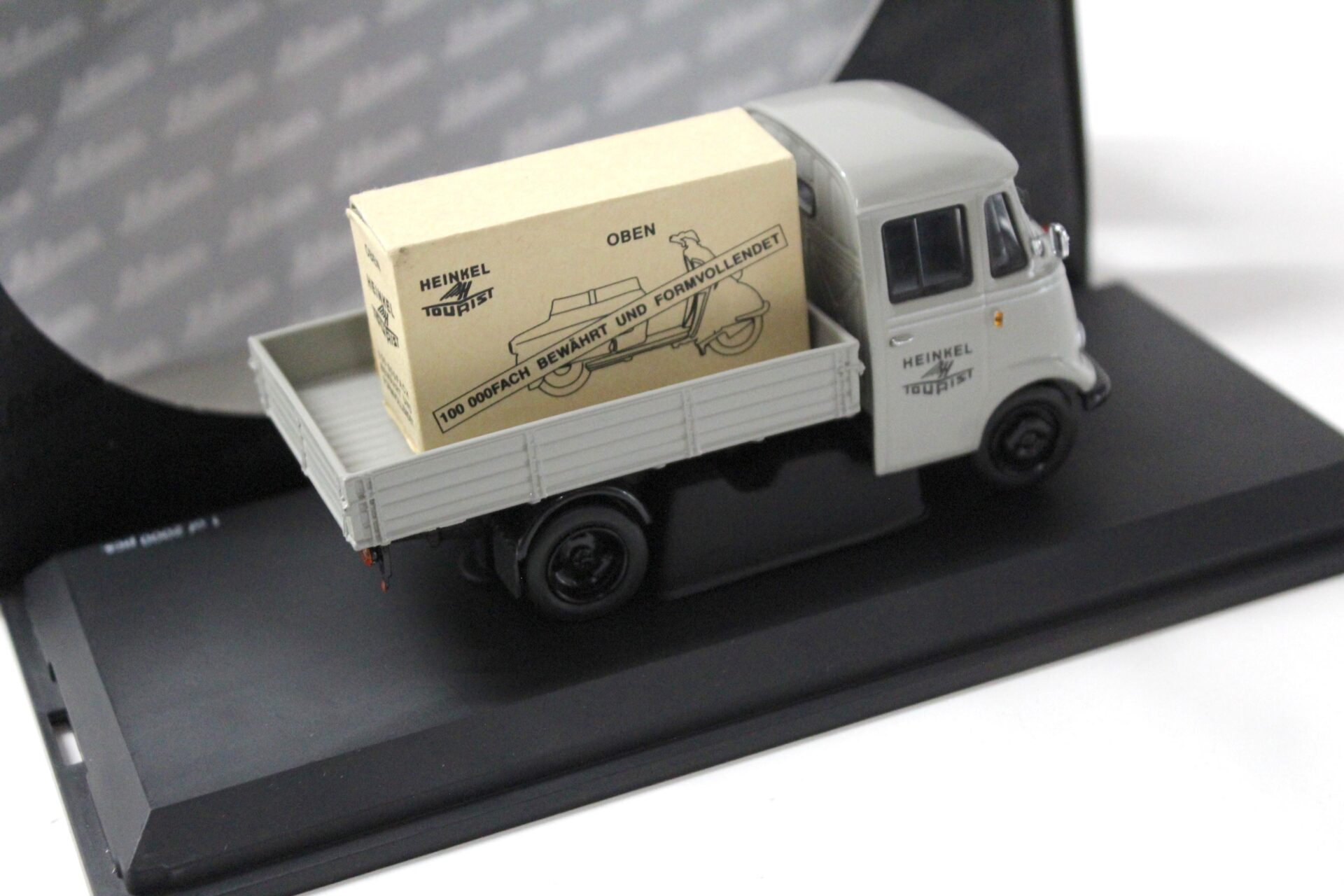 1:43 Schuco Mercedes L319 Pritsche mit Piccolo Heinkel Roller