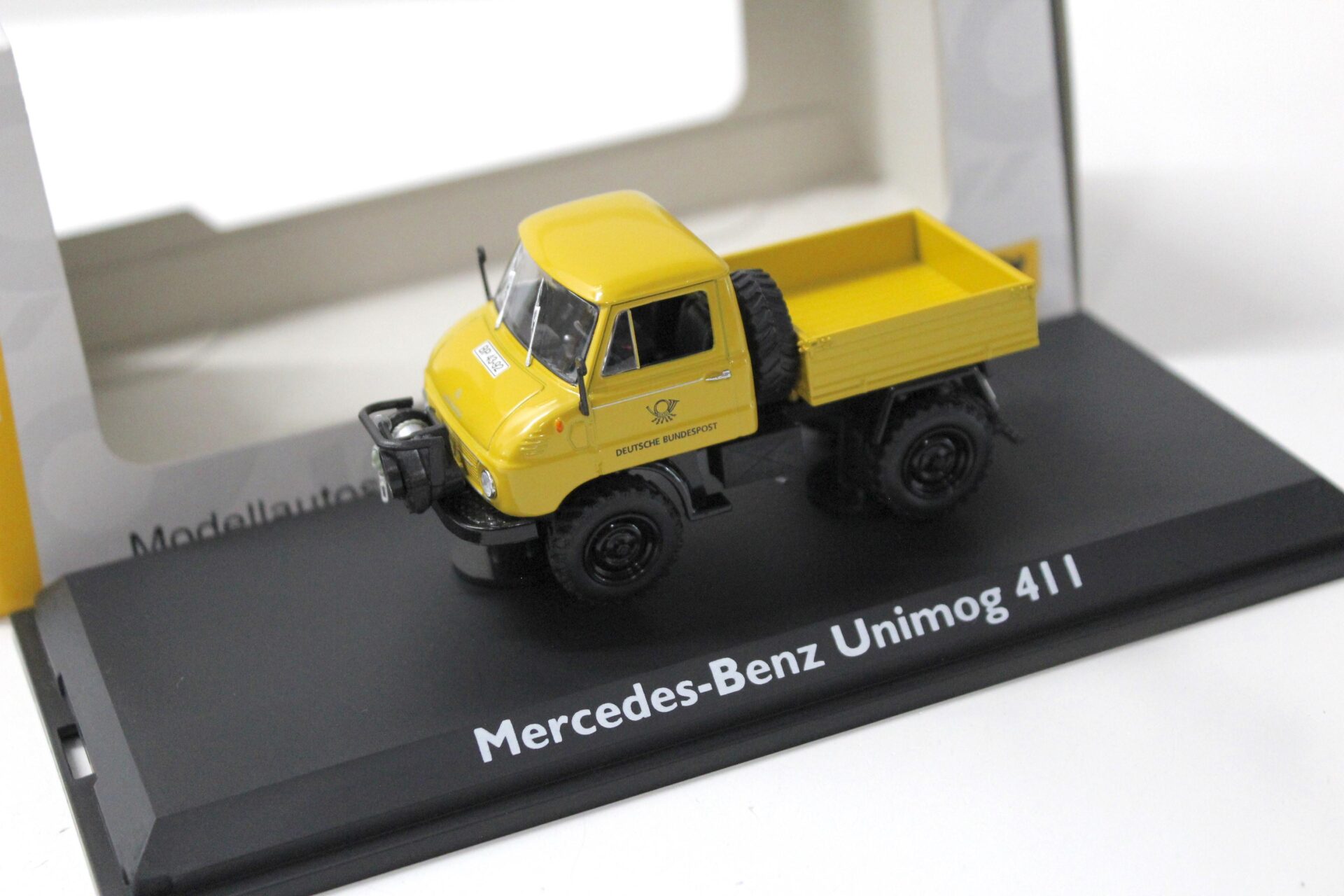 ID 44821 orig.jpg 1:43 Schuco Mercedes Unimog 411 Deutsche Post yellow