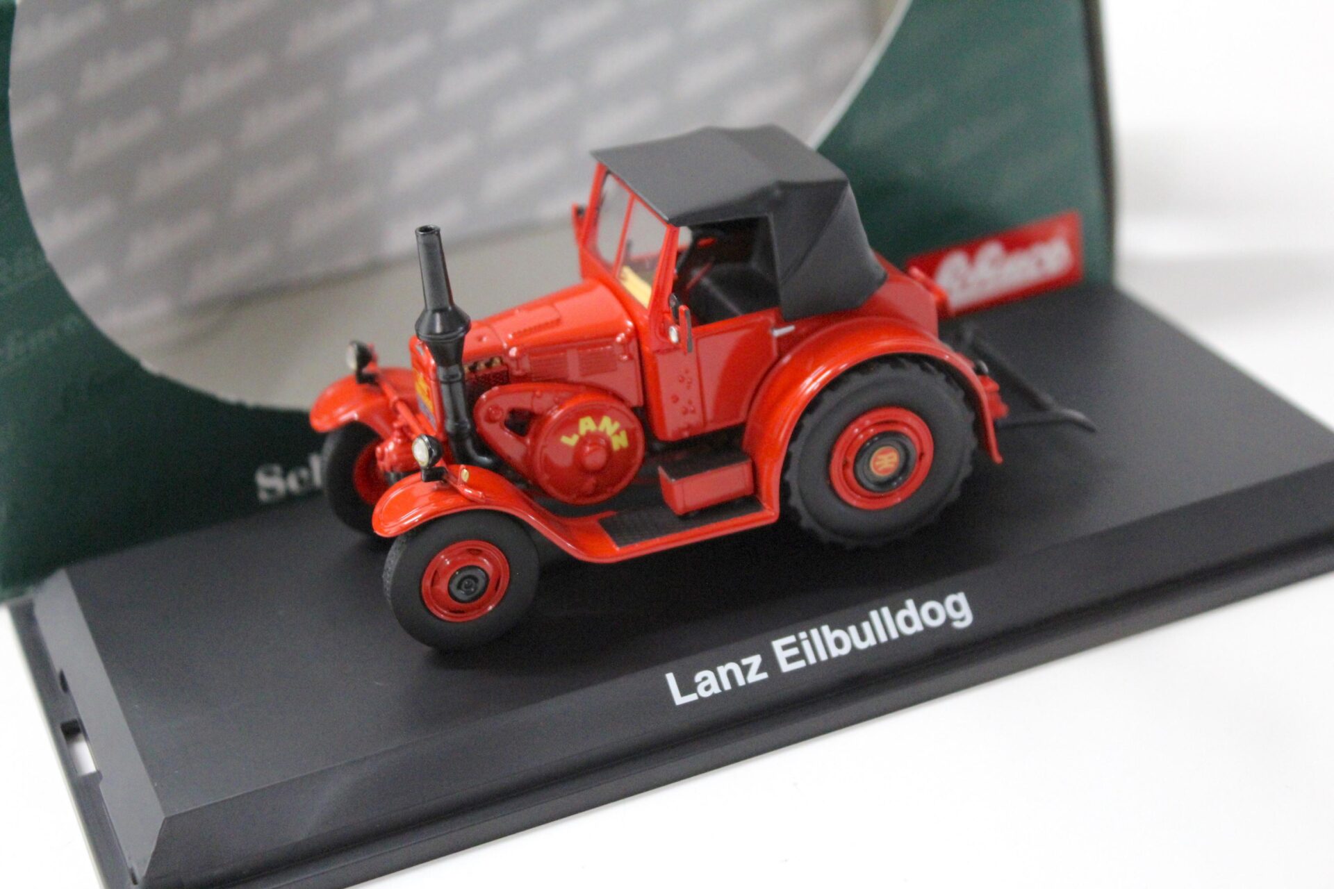 ID 44827 orig.jpg 1:43 Schuco Lanz Eilbulldog Traktor red