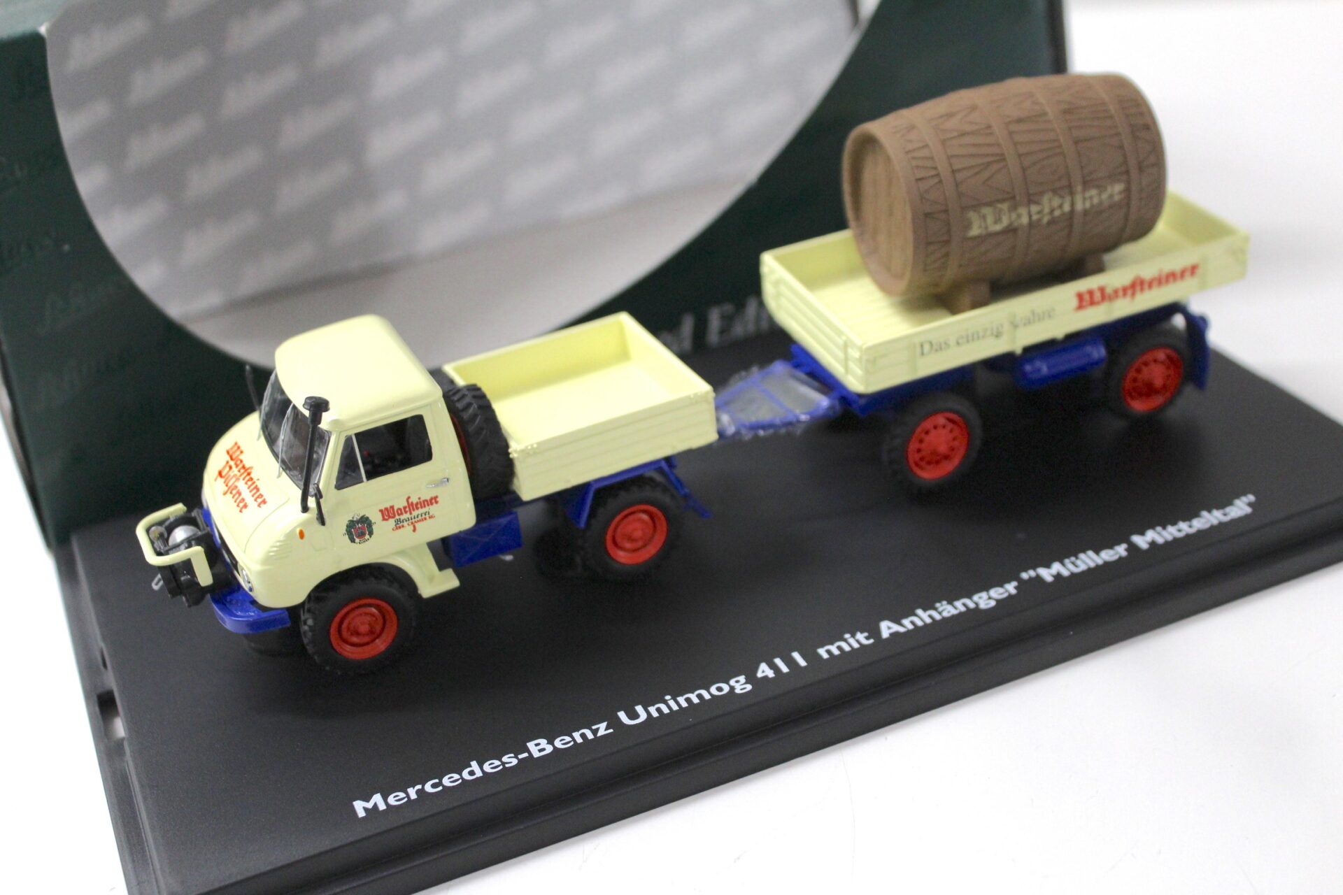 1:43 Schuco Mercedes Unimog 411 mit Anhänger Müller Mitteltal WARSTEINER