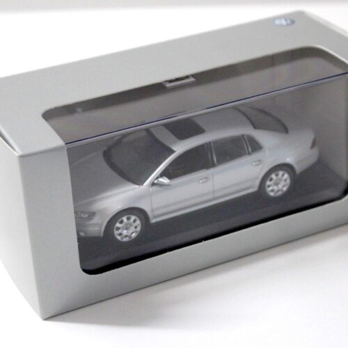 1:43 Minichamps VW Phaeton Limousine silver DEALER VERSION