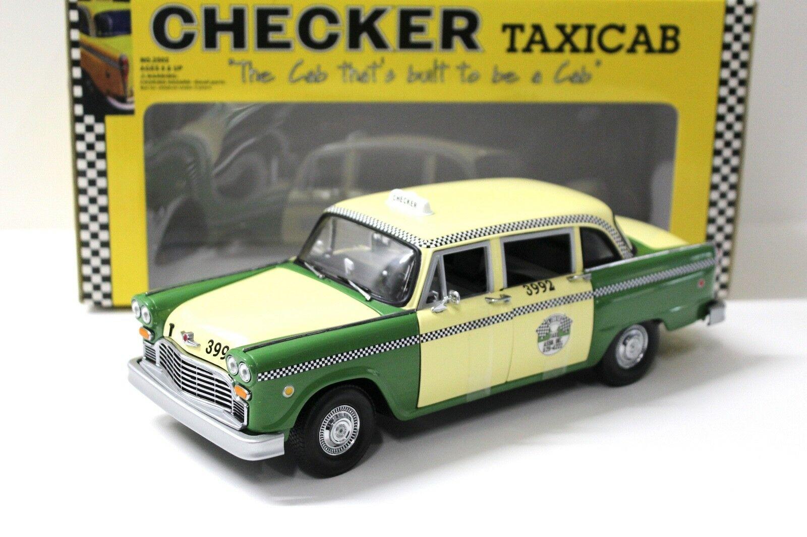 1:18 SunStar Checker Taxi Cab green/beige