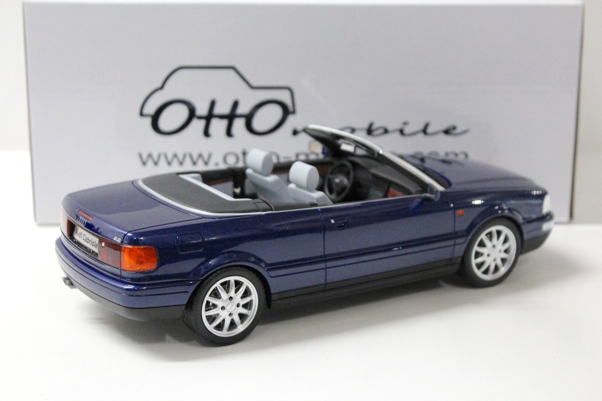 1:18 OTTO mobile OT806 Audi 80 Cabriolet Santorini blue