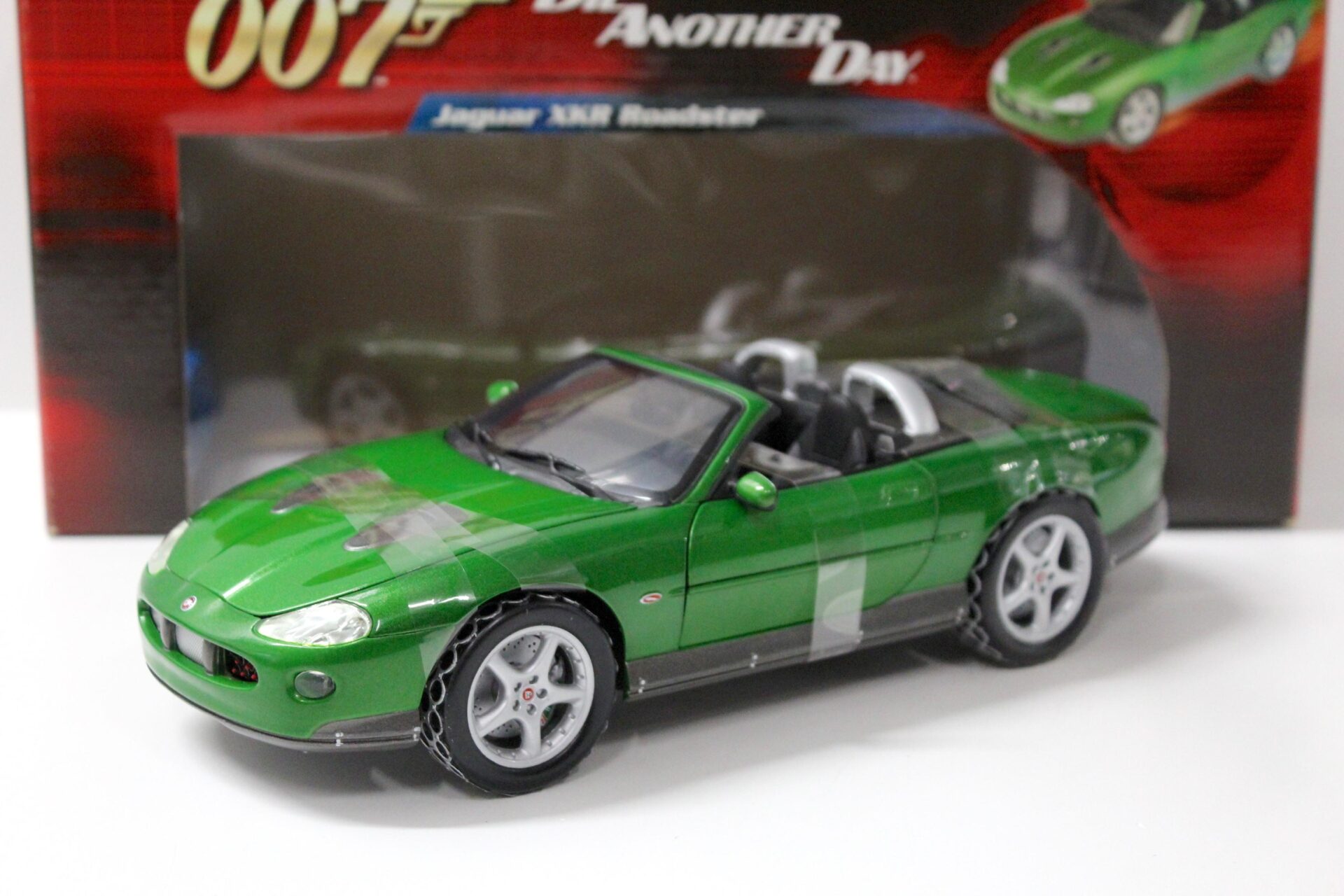 ID 45345 orig 1.jpg 1:18 Joyride ERTL Jaguar XKR Roadster green James Bond "Die Another Day"