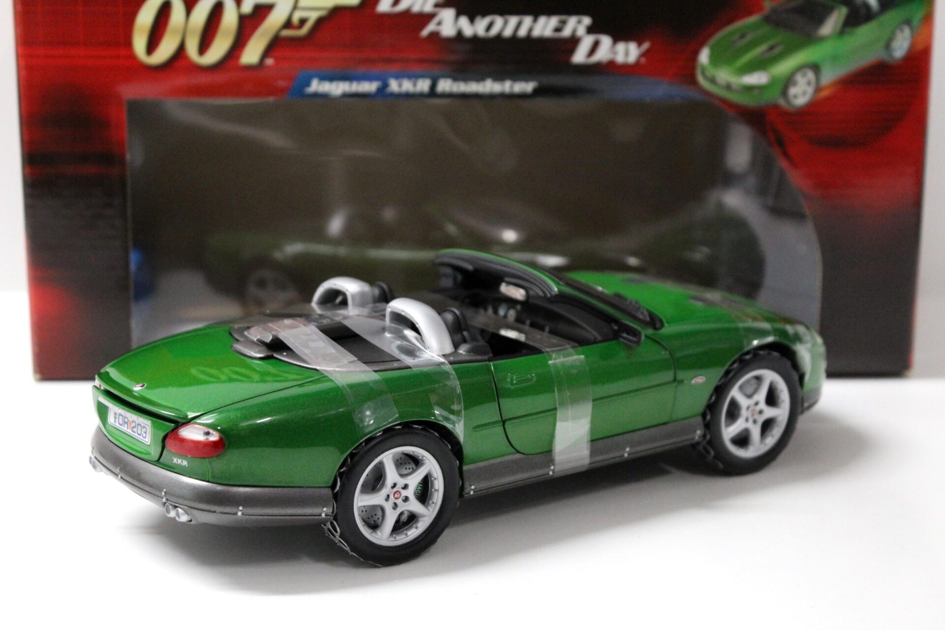 1:18 Joyride ERTL Jaguar XKR Roadster green James Bond "Die Another Day"