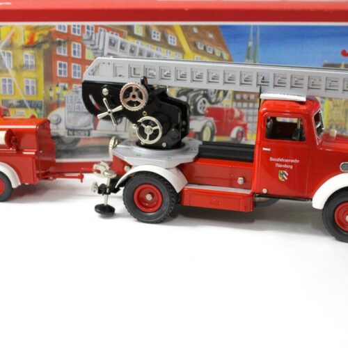 Schuco 00203 Elektro Construction MAN LKW Feuerwehr mit Anhänger red