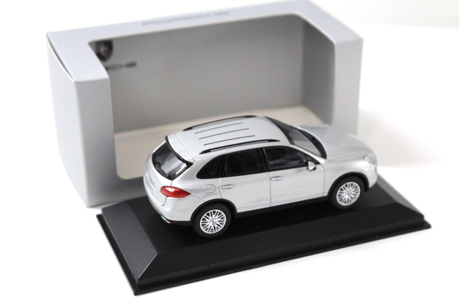 1:43 Minichamps Porsche Cayenne silver DEALER VERSION
