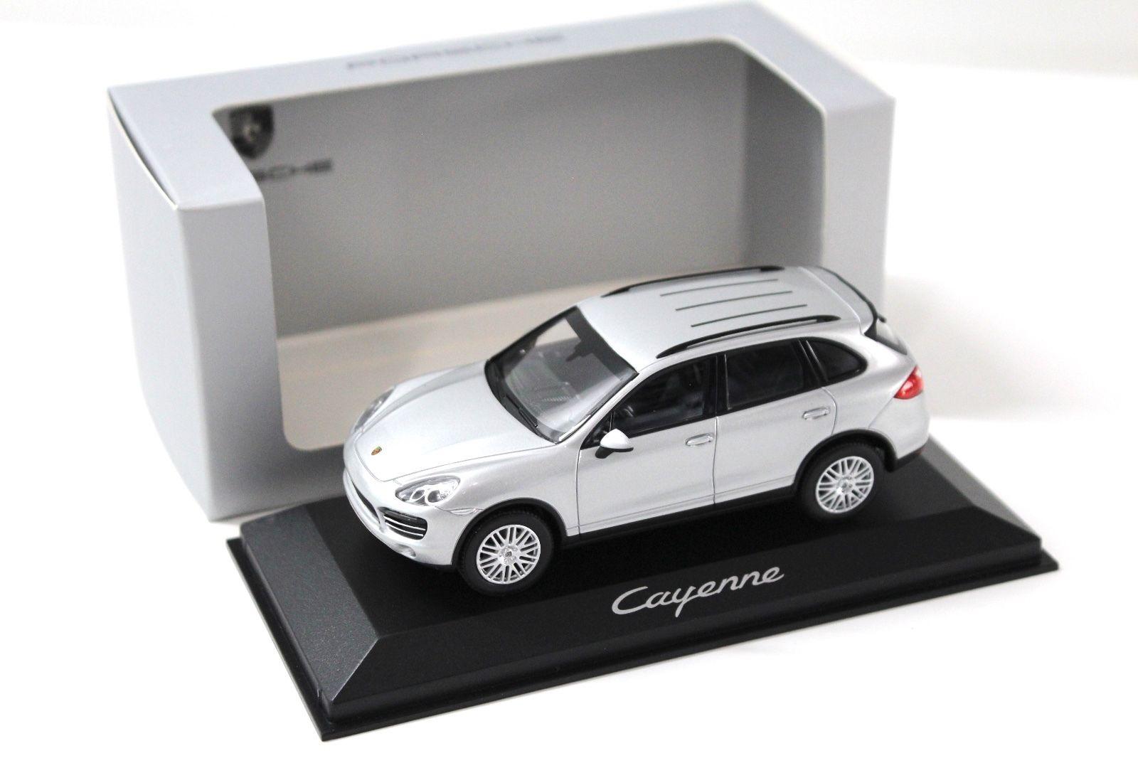 1:43 Minichamps Porsche Cayenne silver DEALER VERSION
