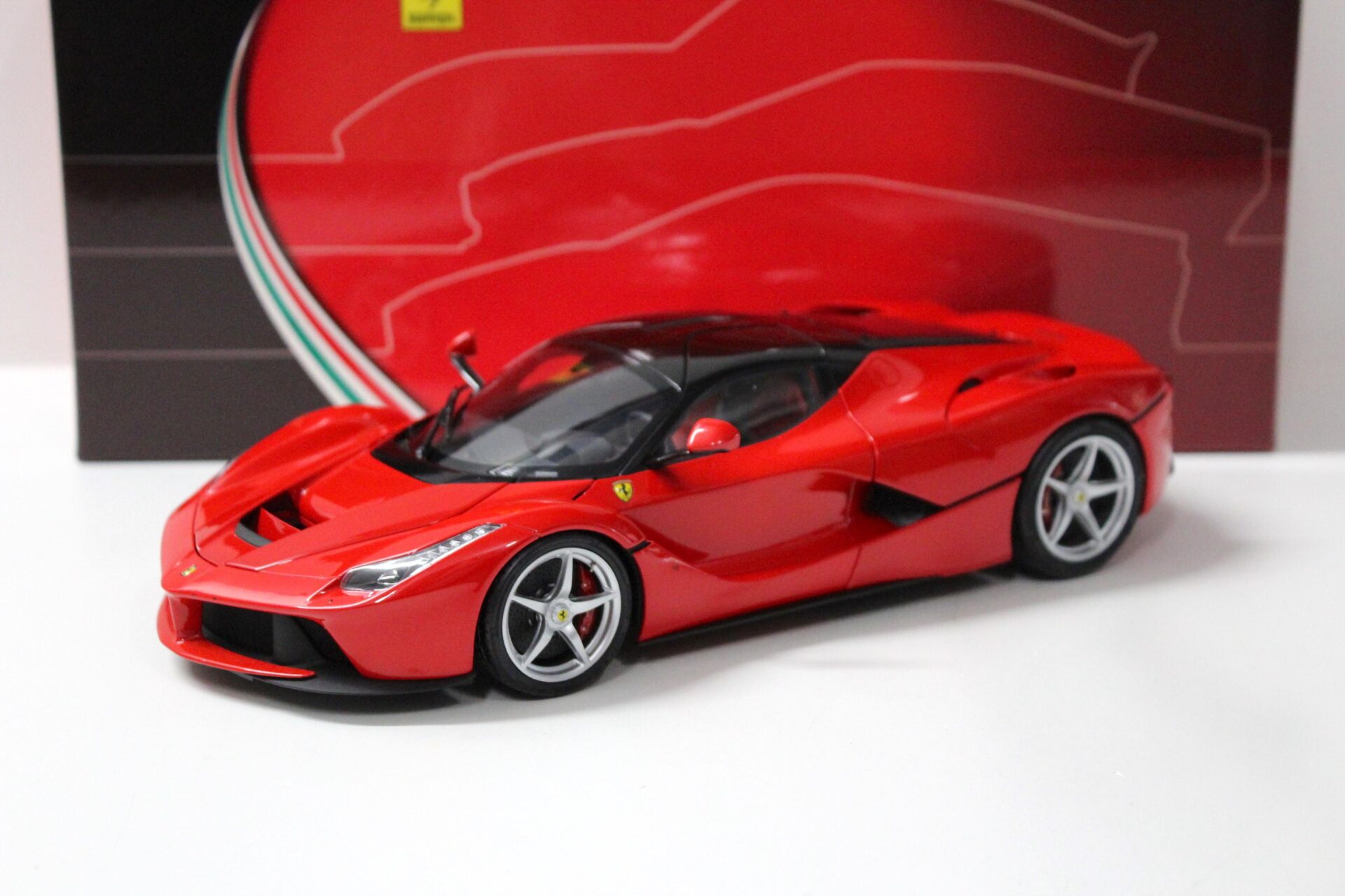 1:18 BBR Ferrari LaFerrari Corsa red/ Gloss black roof FULL OPENING