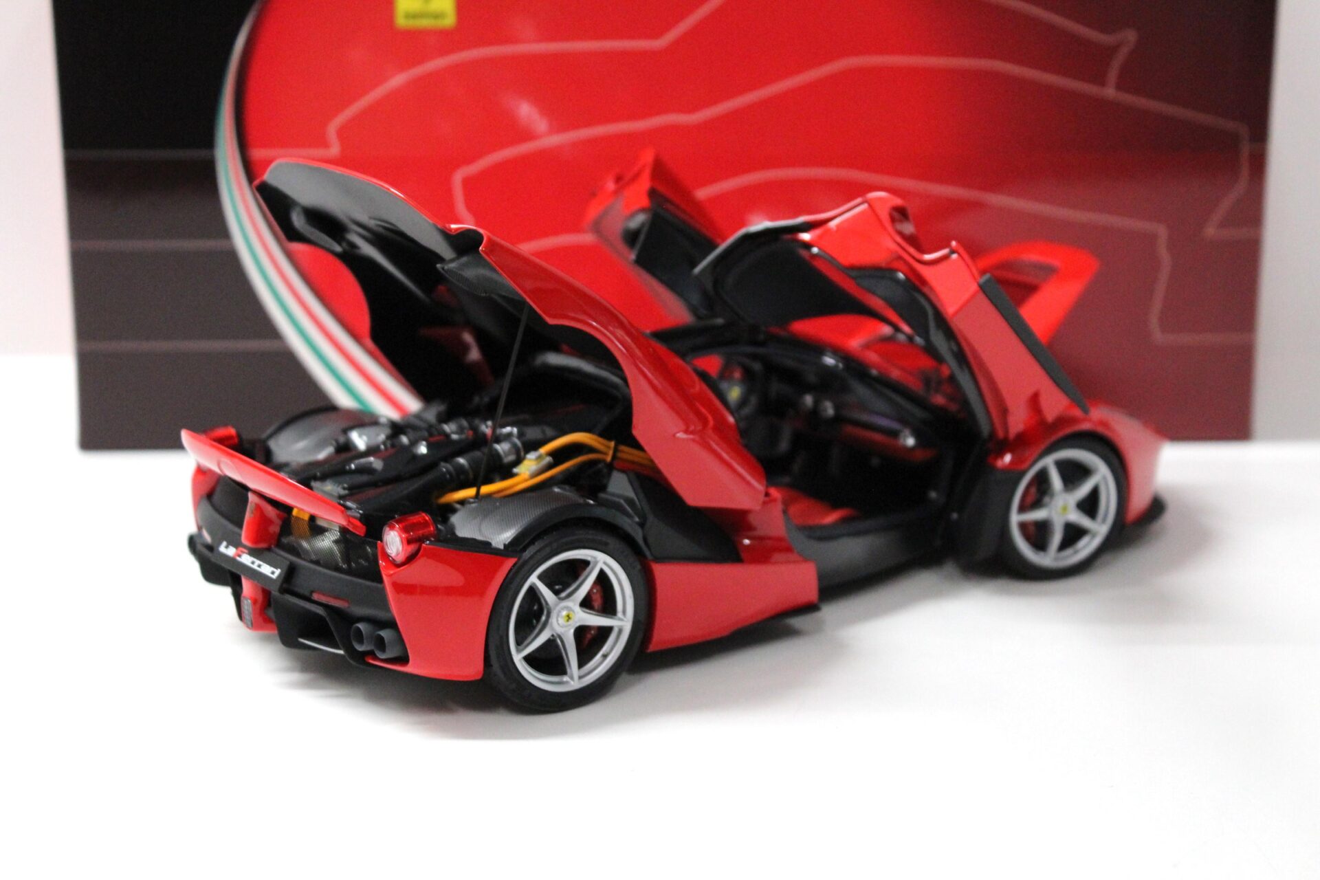 1:18 BBR Ferrari LaFerrari Corsa red/ Gloss black roof FULL OPENING