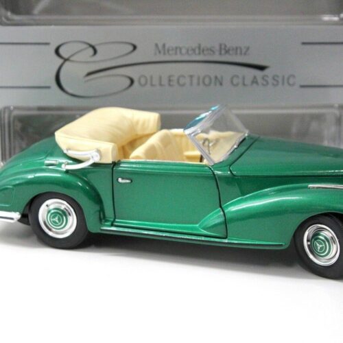 1:18 Maisto Mercedes 300S Cabriolet green DEALER VERSION