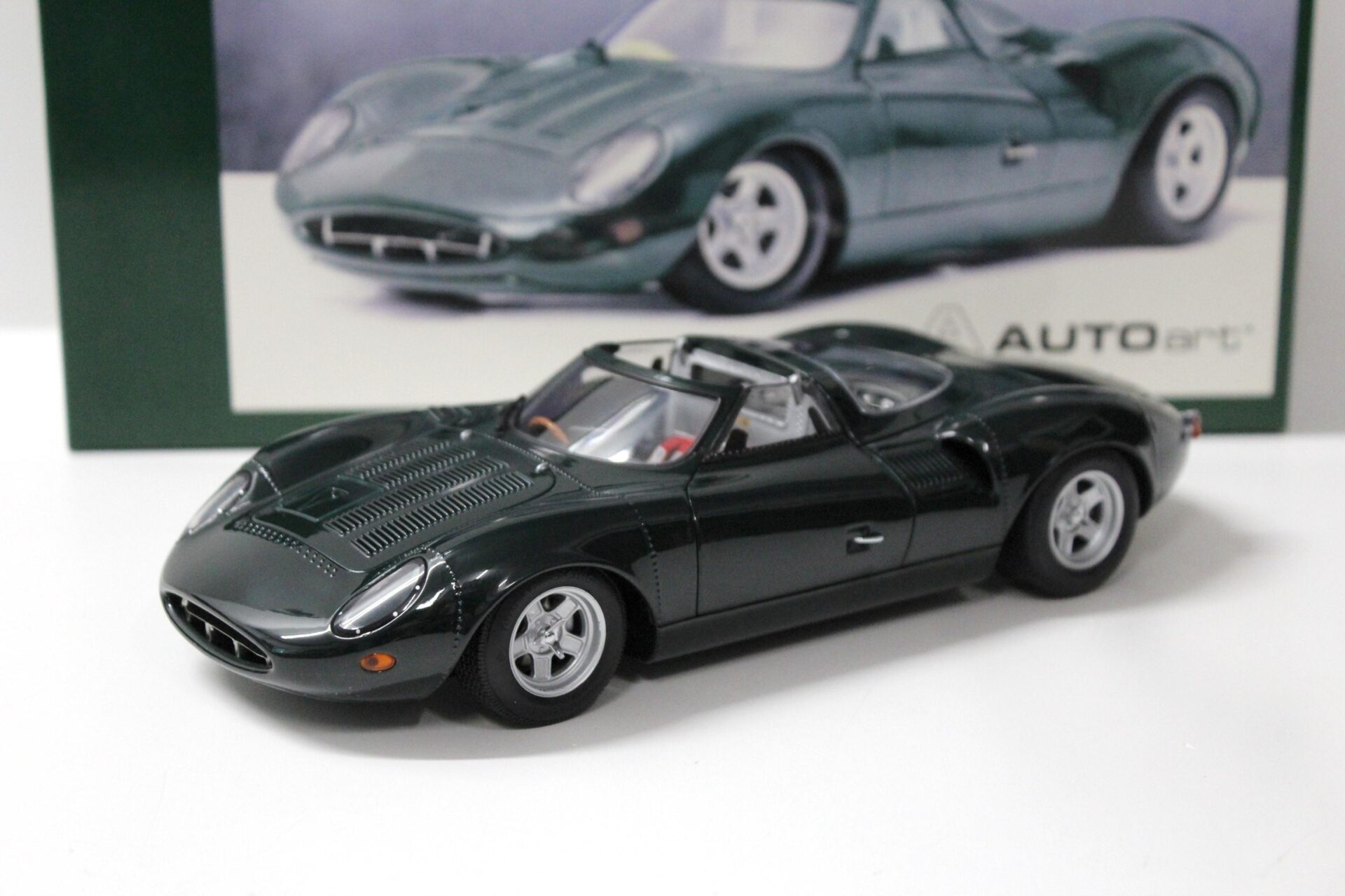1:18 AUTOart Jaguar XJ 13 dark green