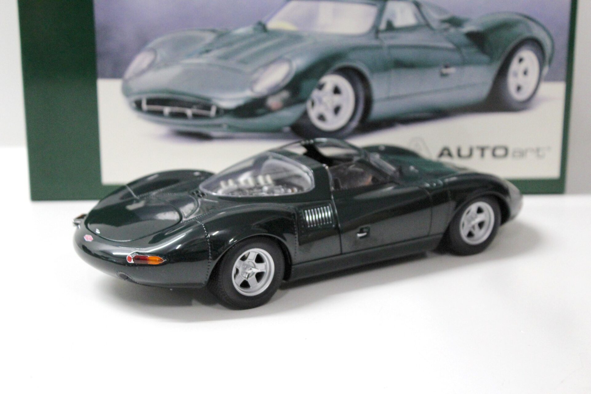 1:18 AUTOart Jaguar XJ 13 dark green