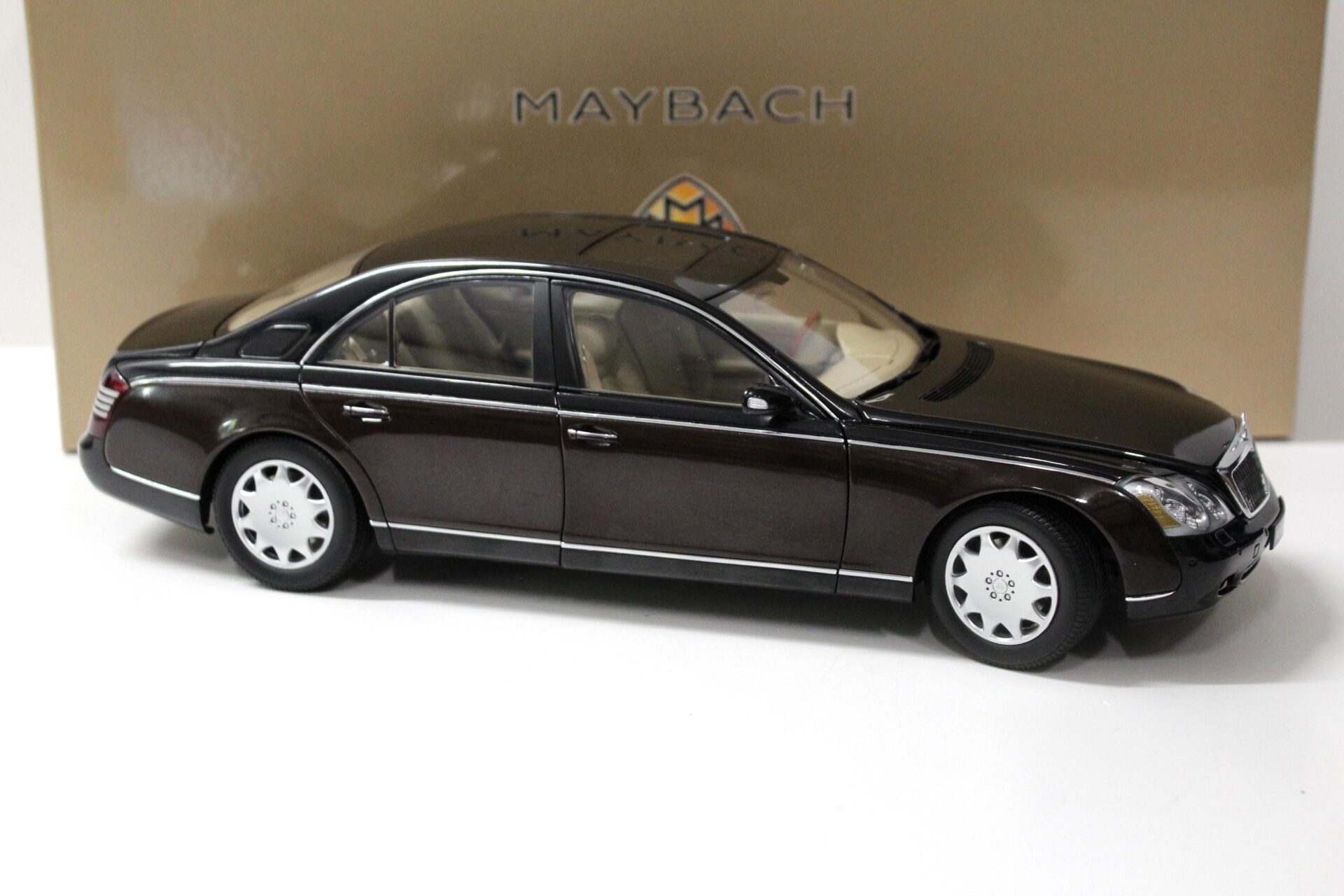 1:18 AUTOart Maybach 57 Limousine black/ dark brown DEALER VERSION