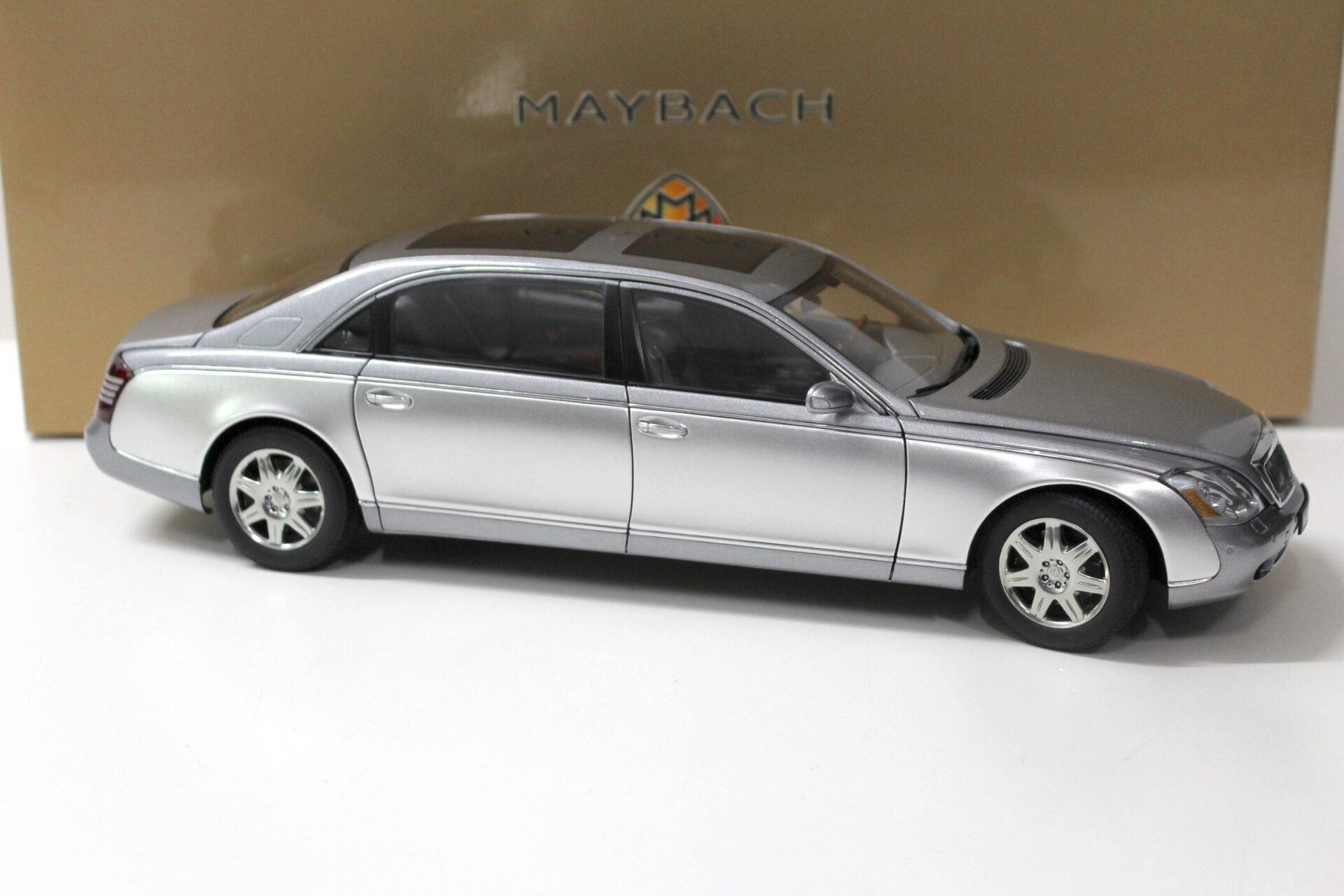 1:18 AUTOart Maybach 62 Limousine grey metallic/ silver DEALER VERSION