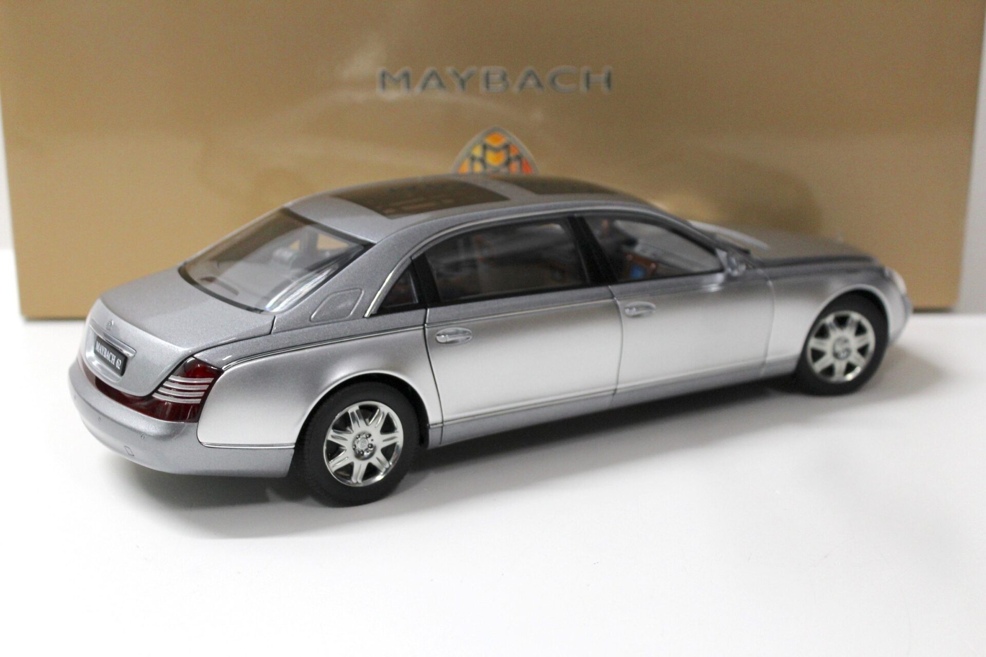 1:18 AUTOart Maybach 62 Limousine grey metallic/ silver DEALER VERSION
